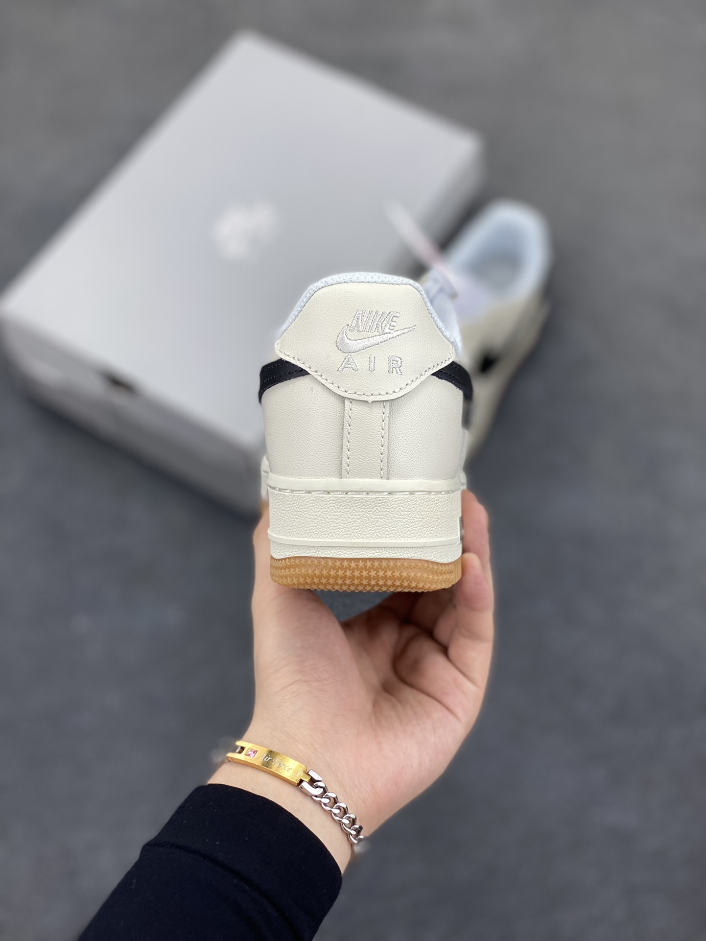 图片[4]-Nike Air Force 1 Low 空军一号低帮百搭休闲运动板鞋。柔软、弹性十足的缓震性能和出色的中底设计，横跨复古与现代的外型结合，造就出风靡全球三十多年的Force 1，直到今天还深受青睐。 货号：DJ2739-100 尺码：36 36.5 37.5 38 38.5 39 40 40.5 41 42 42.5 43 44 44.5 45-选品中心