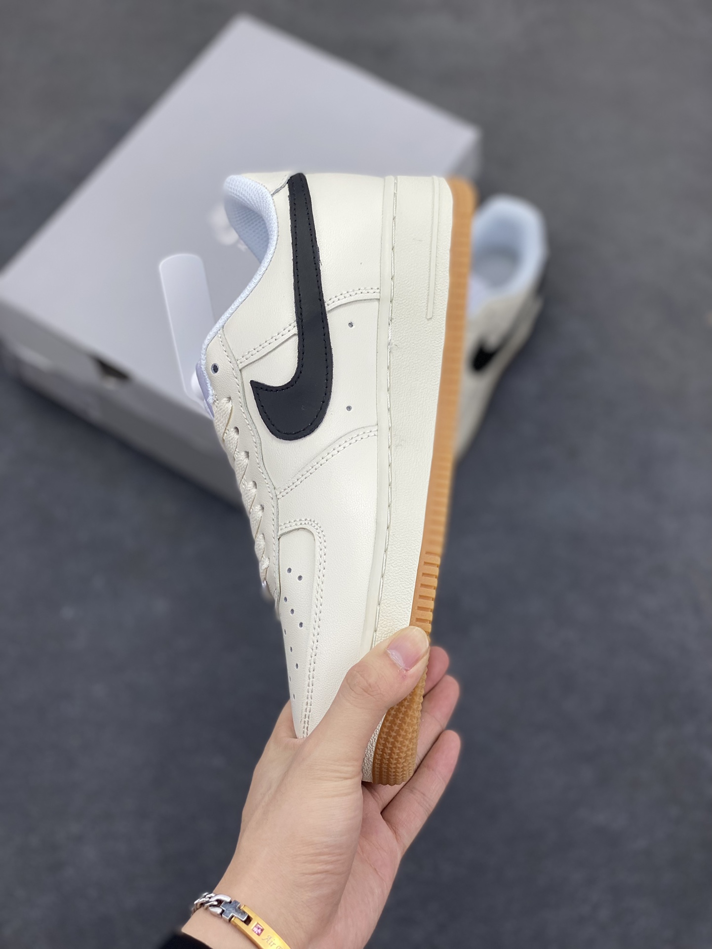 图片[3]-Nike Air Force 1 Low 空军一号低帮百搭休闲运动板鞋。柔软、弹性十足的缓震性能和出色的中底设计，横跨复古与现代的外型结合，造就出风靡全球三十多年的Force 1，直到今天还深受青睐。 货号：DJ2739-100 尺码：36 36.5 37.5 38 38.5 39 40 40.5 41 42 42.5 43 44 44.5 45-选品中心