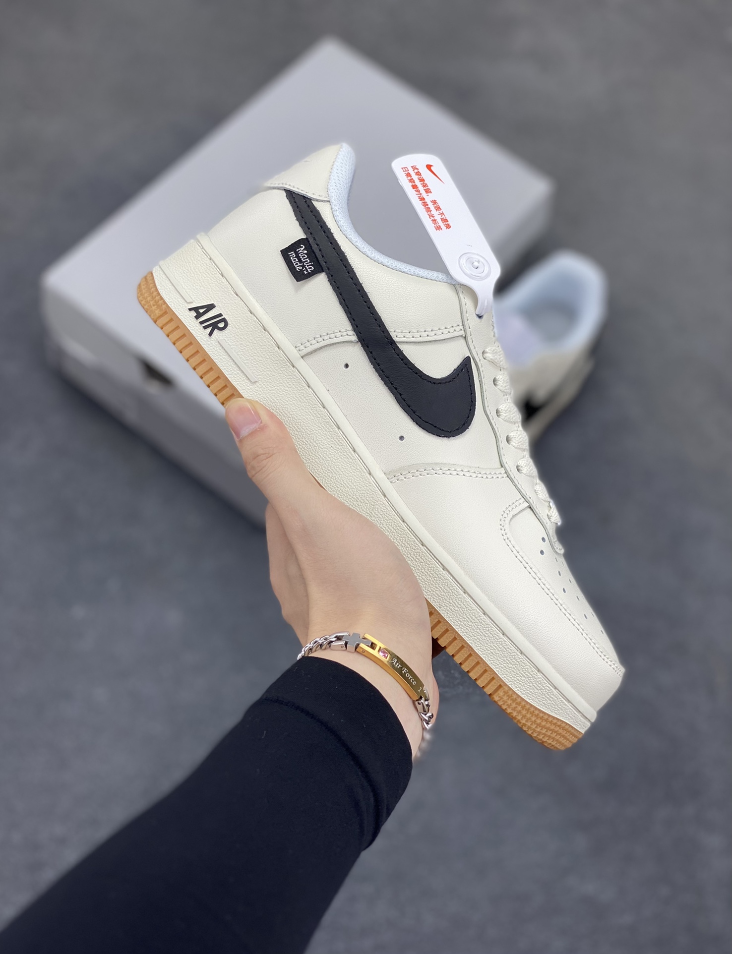 Nike Air Force 1 Low 空军一号低帮百搭休闲运动板鞋。柔软、弹性十足的缓震性能和出色的中底设计,横跨复古与现代的外型结合,造就出风靡全球三十多年的Force 1,直到今天还深受青睐。 货号:DJ2739-100 尺码:36 36.5 37.5 38 38.5 39 40 40.5 41 42 42.5 43 44 44.5 45-选品中心