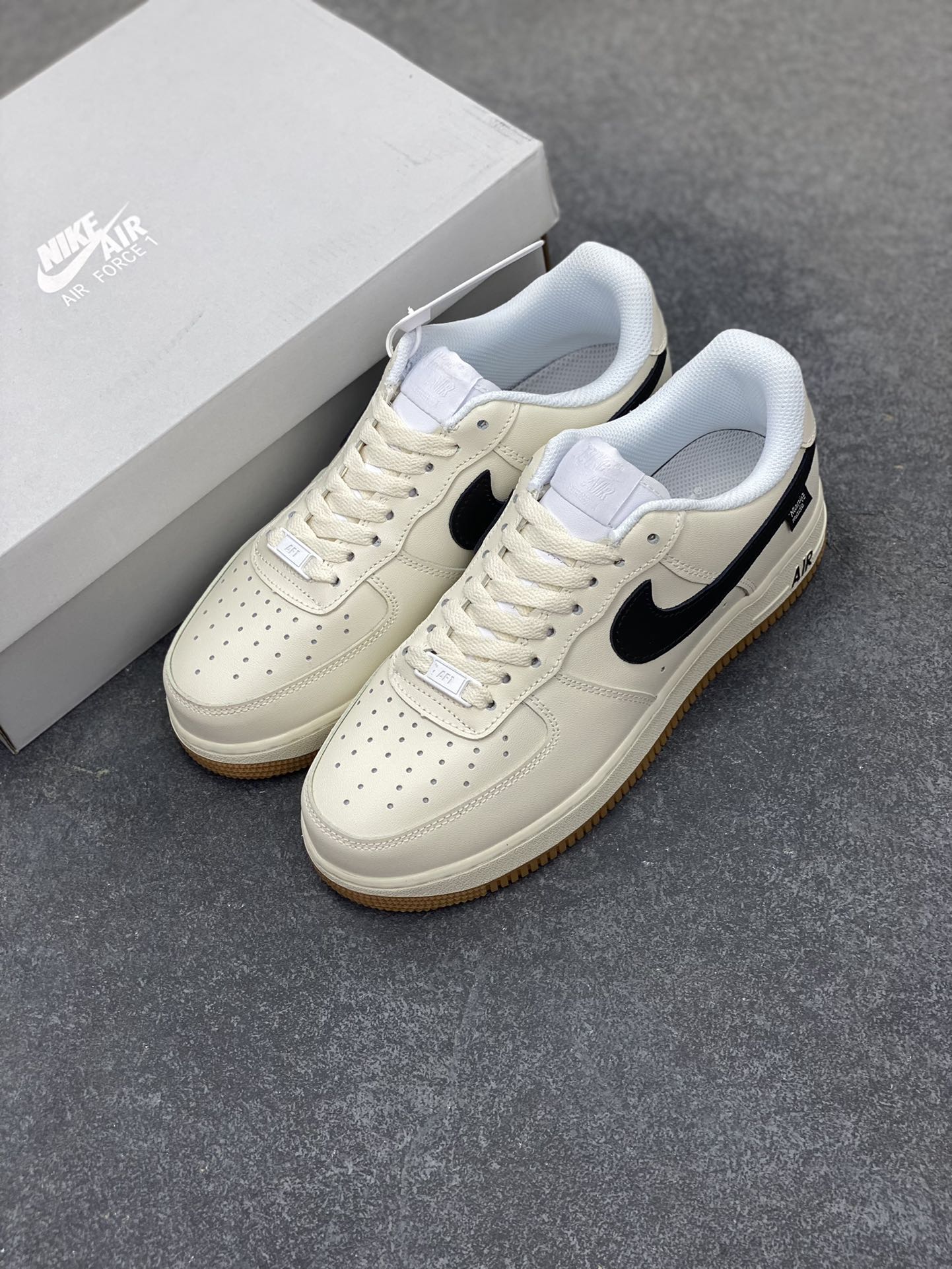 图片[8]-Nike Air Force 1 Low 空军一号低帮百搭休闲运动板鞋。柔软、弹性十足的缓震性能和出色的中底设计，横跨复古与现代的外型结合，造就出风靡全球三十多年的Force 1，直到今天还深受青睐。 货号：DJ2739-100 尺码：36 36.5 37.5 38 38.5 39 40 40.5 41 42 42.5 43 44 44.5 45-选品中心
