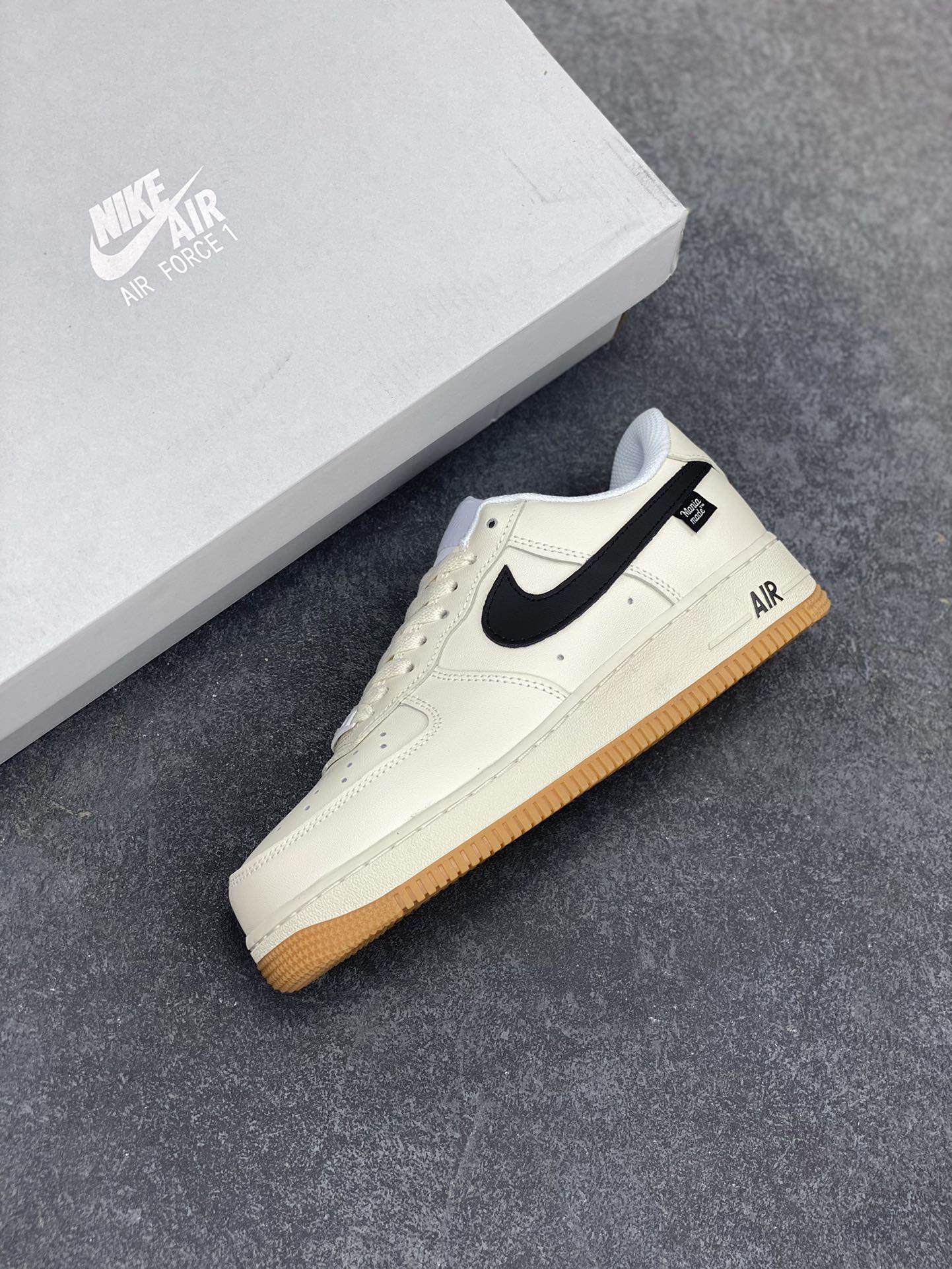 图片[7]-Nike Air Force 1 Low 空军一号低帮百搭休闲运动板鞋。柔软、弹性十足的缓震性能和出色的中底设计，横跨复古与现代的外型结合，造就出风靡全球三十多年的Force 1，直到今天还深受青睐。 货号：DJ2739-100 尺码：36 36.5 37.5 38 38.5 39 40 40.5 41 42 42.5 43 44 44.5 45-选品中心