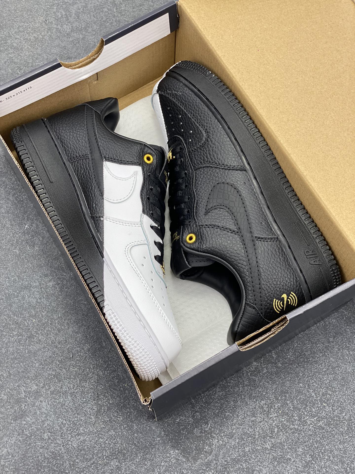 图片[9]-Nike Air Force 1 Low 空军一号低帮百搭休闲运动板鞋。柔软、弹性十足的缓震性能和出色的中底设计，横跨复古与现代的外型结合，造就出风靡全球三十多年的Force 1，直到今天还深受青睐。 货号：DX6034-001 尺码：36 36.5 37.5 38 38.5 39 40 40.5 41 42 42.5 43 44 44.5 45-选品中心
