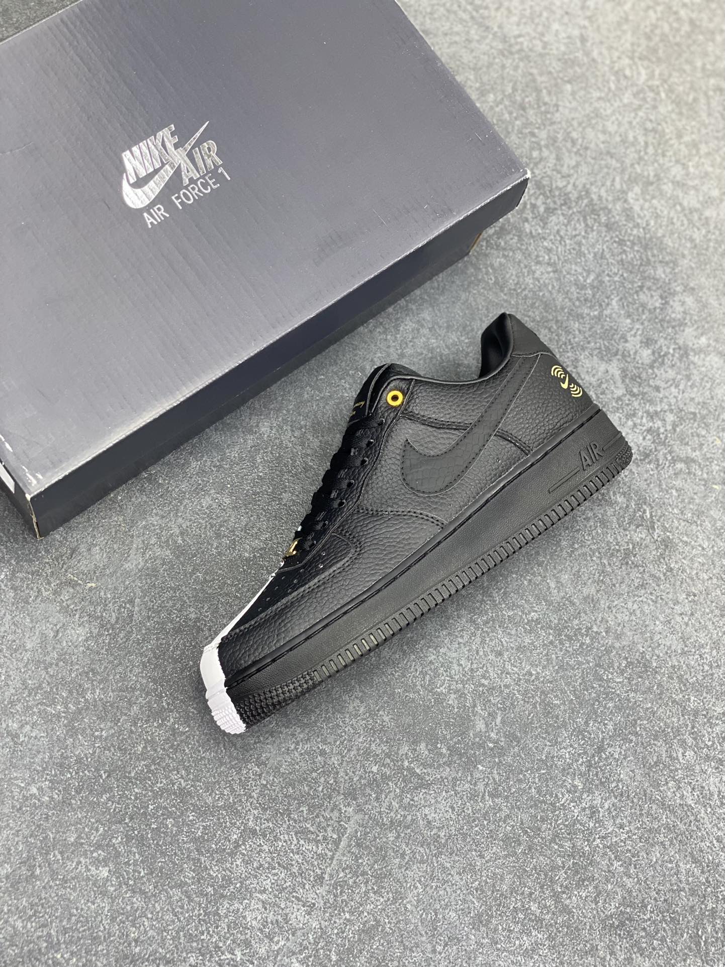 图片[7]-Nike Air Force 1 Low 空军一号低帮百搭休闲运动板鞋。柔软、弹性十足的缓震性能和出色的中底设计，横跨复古与现代的外型结合，造就出风靡全球三十多年的Force 1，直到今天还深受青睐。 货号：DX6034-001 尺码：36 36.5 37.5 38 38.5 39 40 40.5 41 42 42.5 43 44 44.5 45-选品中心