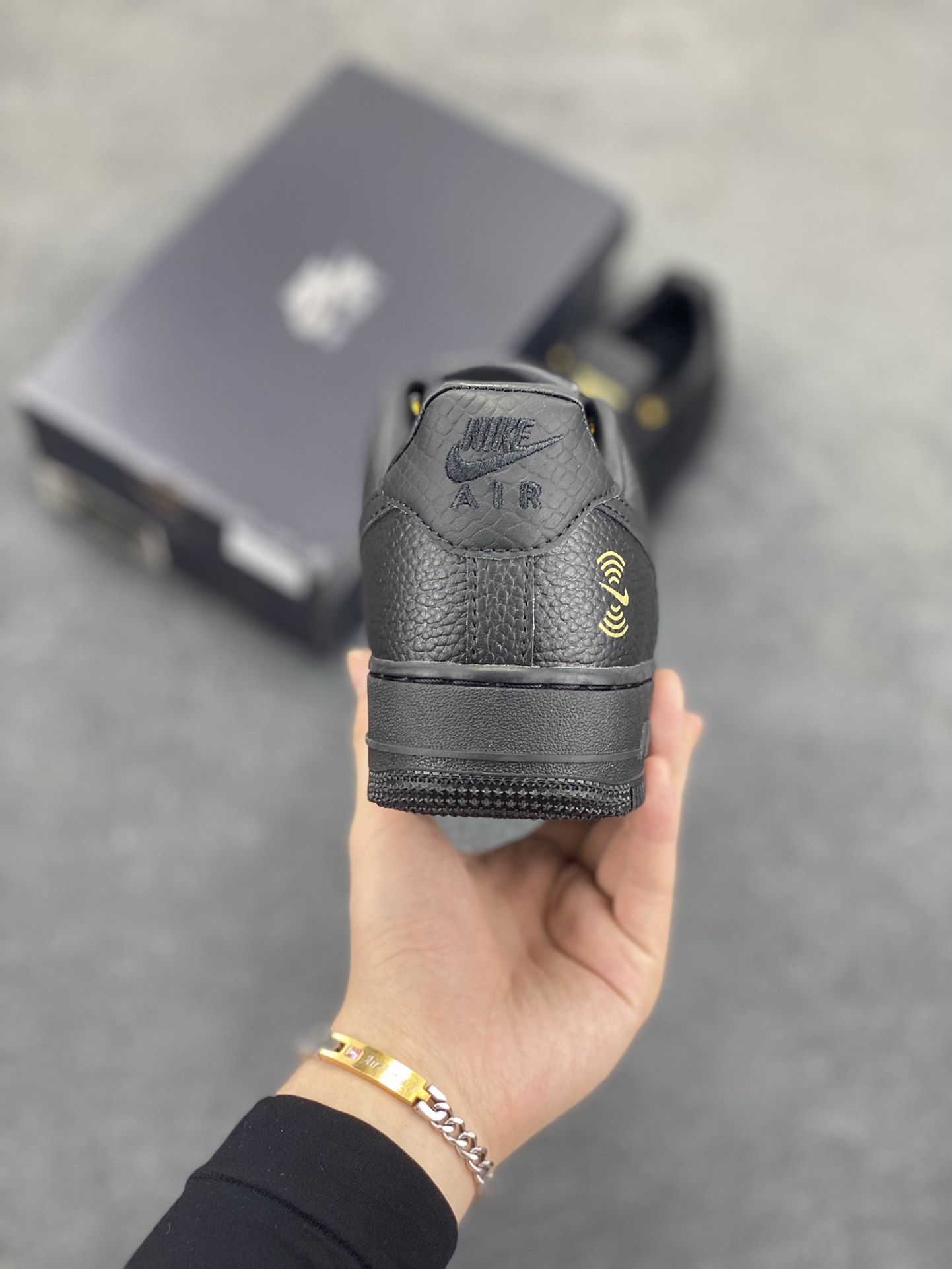 图片[4]-Nike Air Force 1 Low 空军一号低帮百搭休闲运动板鞋。柔软、弹性十足的缓震性能和出色的中底设计，横跨复古与现代的外型结合，造就出风靡全球三十多年的Force 1，直到今天还深受青睐。 货号：DX6034-001 尺码：36 36.5 37.5 38 38.5 39 40 40.5 41 42 42.5 43 44 44.5 45-选品中心