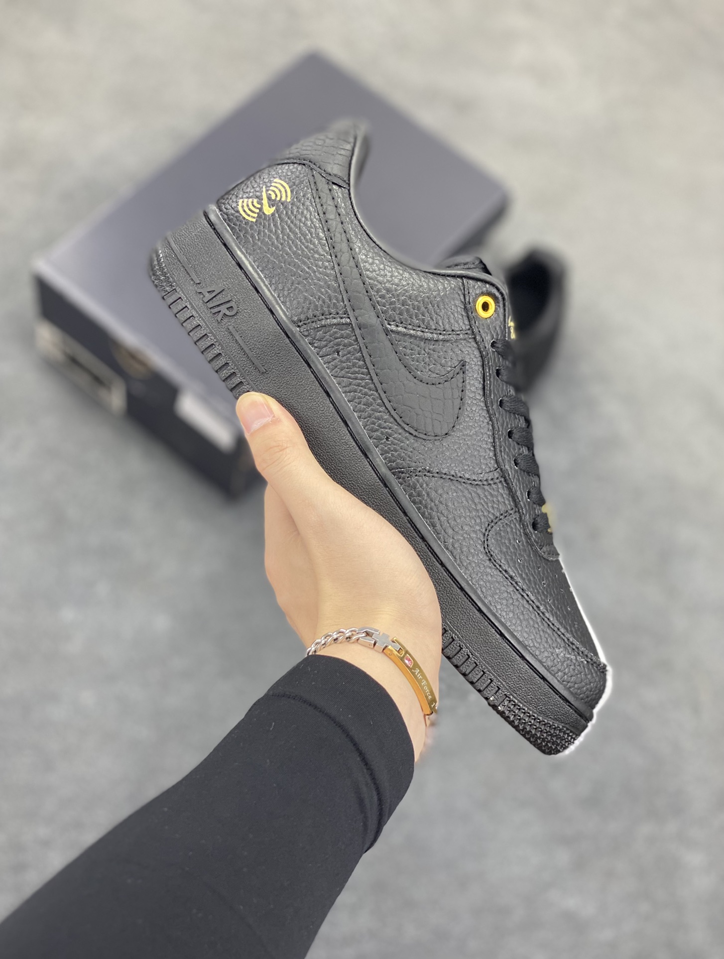 Nike Air Force 1 Low 空军一号低帮百搭休闲运动板鞋。柔软、弹性十足的缓震性能和出色的中底设计,横跨复古与现代的外型结合,造就出风靡全球三十多年的Force 1,直到今天还深受青睐。 货号:DX6034-001 尺码:36 36.5 37.5 38 38.5 39 40 40.5 41 42 42.5 43 44 44.5 45-选品中心