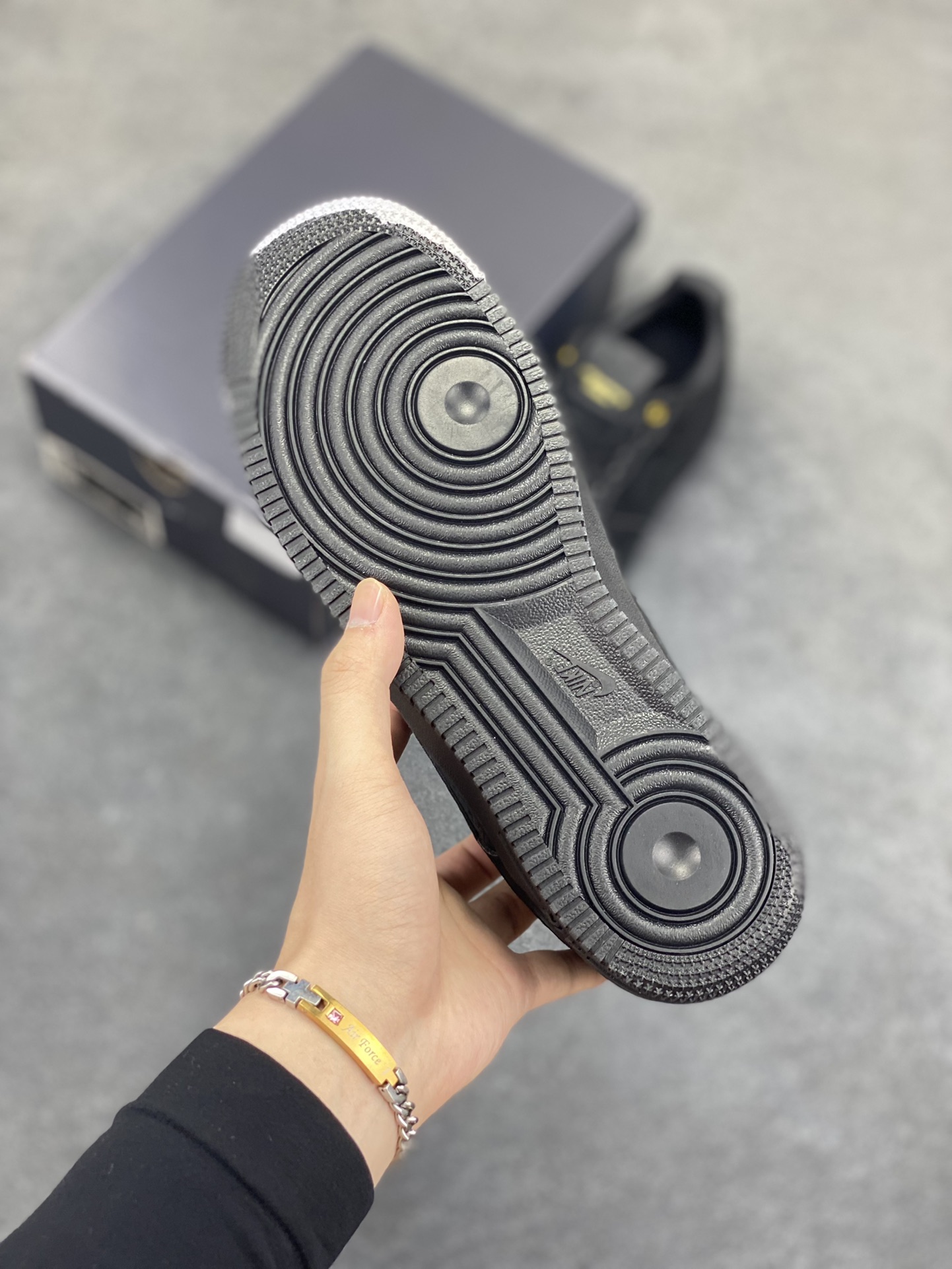 图片[5]-Nike Air Force 1 Low 空军一号低帮百搭休闲运动板鞋。柔软、弹性十足的缓震性能和出色的中底设计，横跨复古与现代的外型结合，造就出风靡全球三十多年的Force 1，直到今天还深受青睐。 货号：DX6034-001 尺码：36 36.5 37.5 38 38.5 39 40 40.5 41 42 42.5 43 44 44.5 45-选品中心