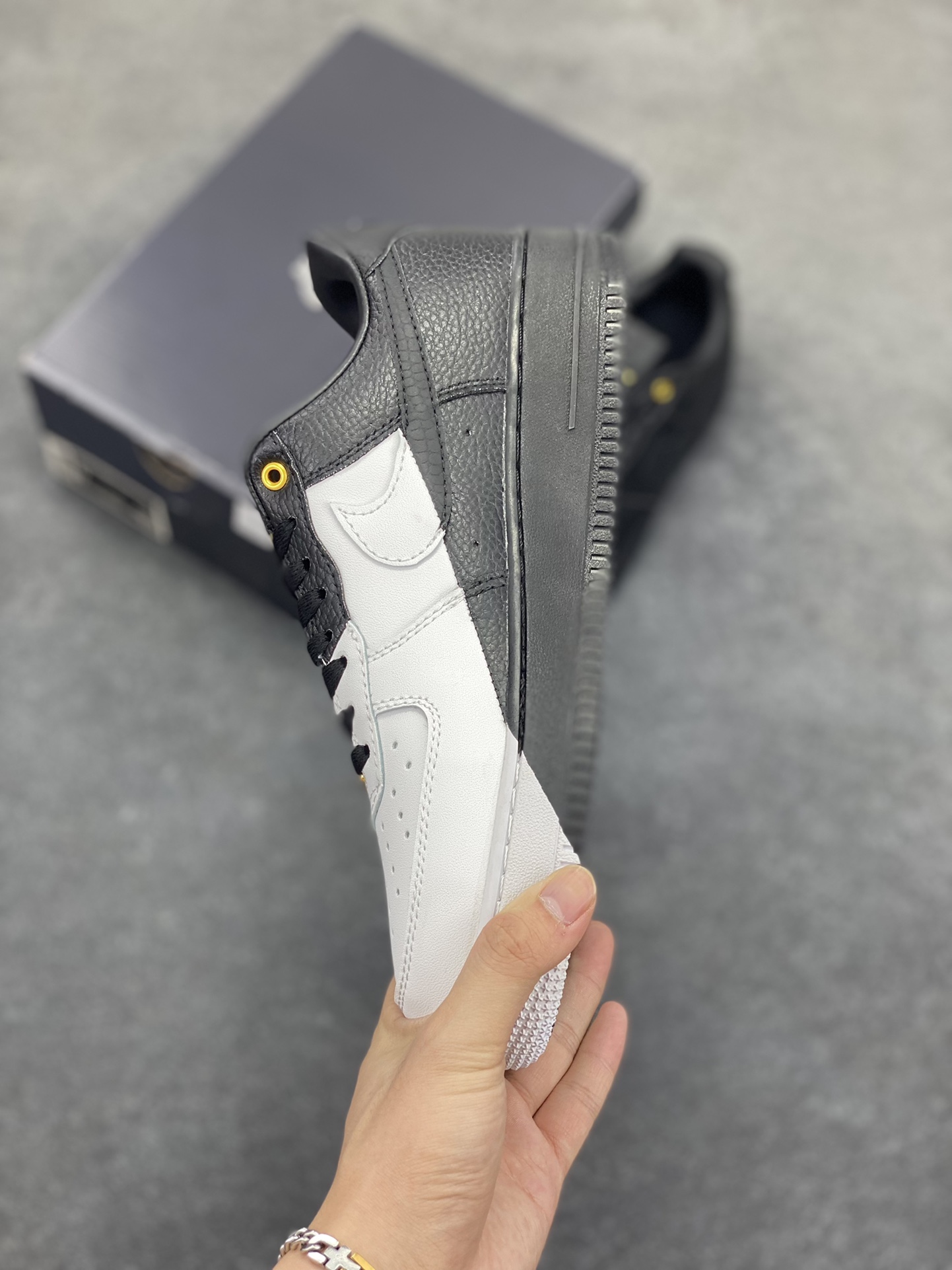 图片[3]-Nike Air Force 1 Low 空军一号低帮百搭休闲运动板鞋。柔软、弹性十足的缓震性能和出色的中底设计，横跨复古与现代的外型结合，造就出风靡全球三十多年的Force 1，直到今天还深受青睐。 货号：DX6034-001 尺码：36 36.5 37.5 38 38.5 39 40 40.5 41 42 42.5 43 44 44.5 45-选品中心