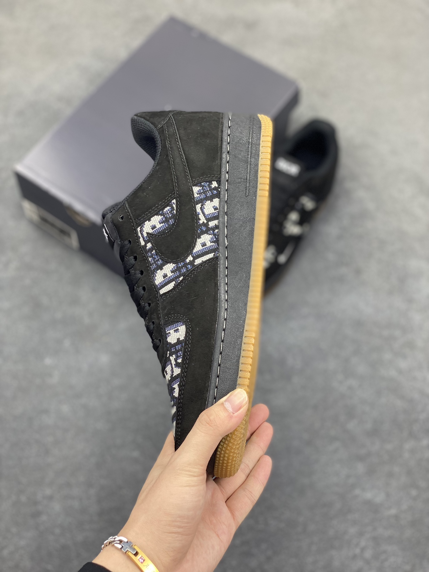 图片[3]-Nike Air Force 1 Low 空军一号低帮百搭休闲运动板鞋。柔软、弹性十足的缓震性能和出色的中底设计，横跨复古与现代的外型结合，造就出风靡全球三十多年的Force 1，直到今天还深受青睐。 货号：DF0188-023 尺码：36 36.5 37.5 38 38.5 39 40 40.5 41 42 42.5 43 44 44.5 45-选品中心