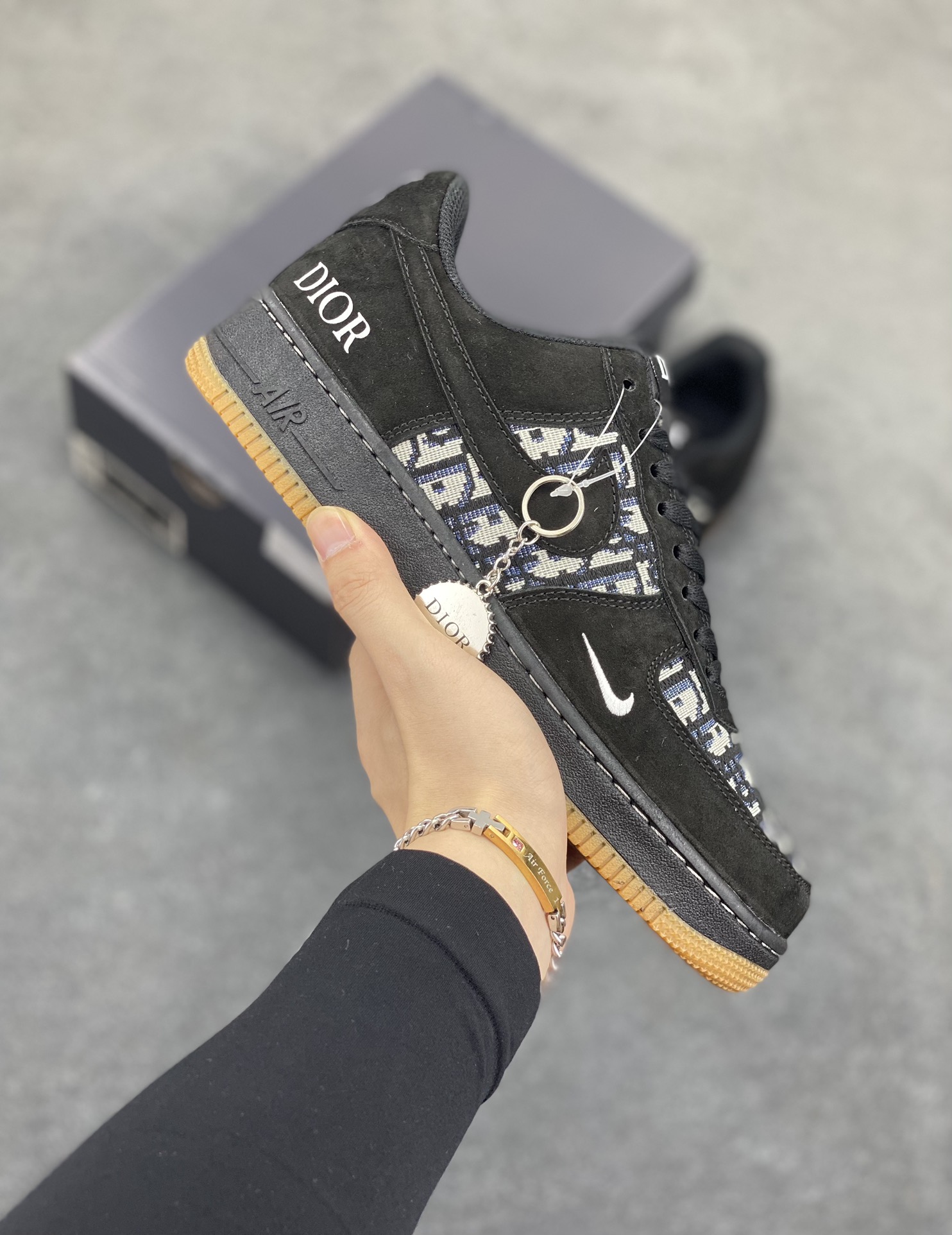 Nike Air Force 1 Low 空军一号低帮百搭休闲运动板鞋。柔软、弹性十足的缓震性能和出色的中底设计，横跨复古与现代的外型结合，造就出风靡全球三十多年的Force 1，直到今天还深受青睐。 货号：DF0188-023 尺码：36 36.5 37.5 38 38.5 39 40 40.5 41 42 42.5 43 44 44.5 45-选品中心
