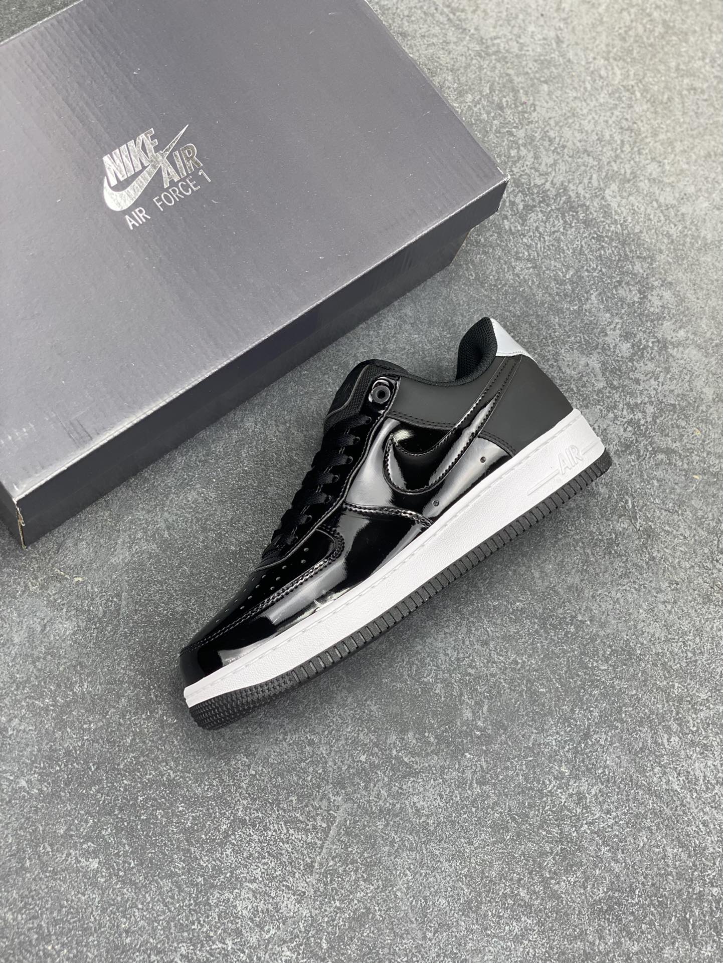 图片[7]-Nike Air Force 1 Low 空军一号低帮百搭休闲运动板鞋。柔软、弹性十足的缓震性能和出色的中底设计，横跨复古与现代的外型结合，造就出风靡全球三十多年的Force 1，直到今天还深受青睐。 货号：FZ5068-161 尺码：36 36.5 37.5 38 38.5 39 40 40.5 41 42 42.5 43 44 44.5 45-选品中心