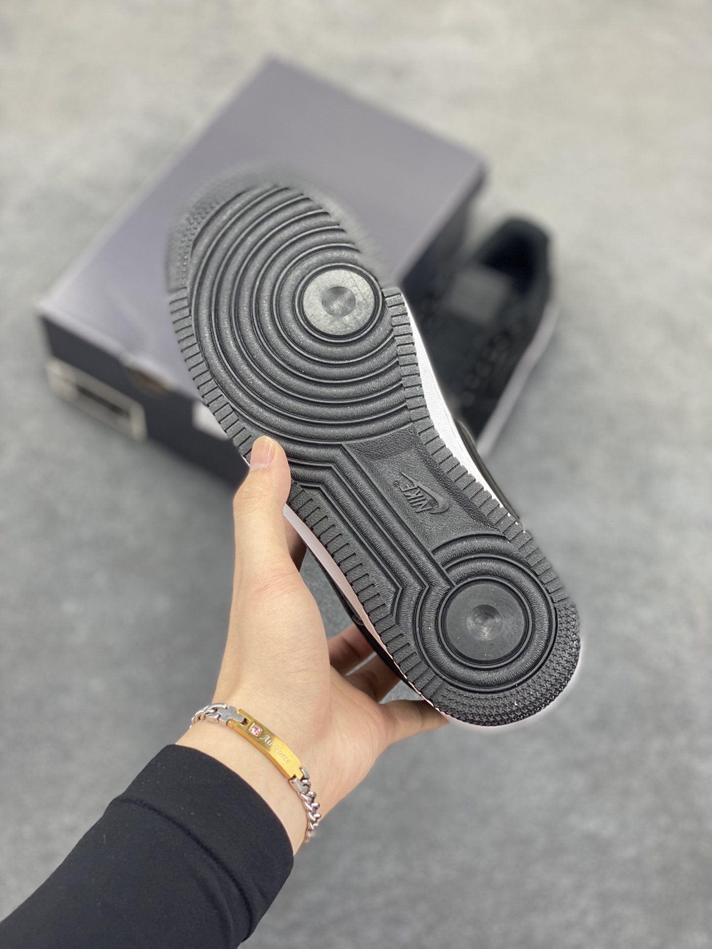 图片[5]-Nike Air Force 1 Low 空军一号低帮百搭休闲运动板鞋。柔软、弹性十足的缓震性能和出色的中底设计，横跨复古与现代的外型结合，造就出风靡全球三十多年的Force 1，直到今天还深受青睐。 货号：FZ5068-161 尺码：36 36.5 37.5 38 38.5 39 40 40.5 41 42 42.5 43 44 44.5 45-选品中心