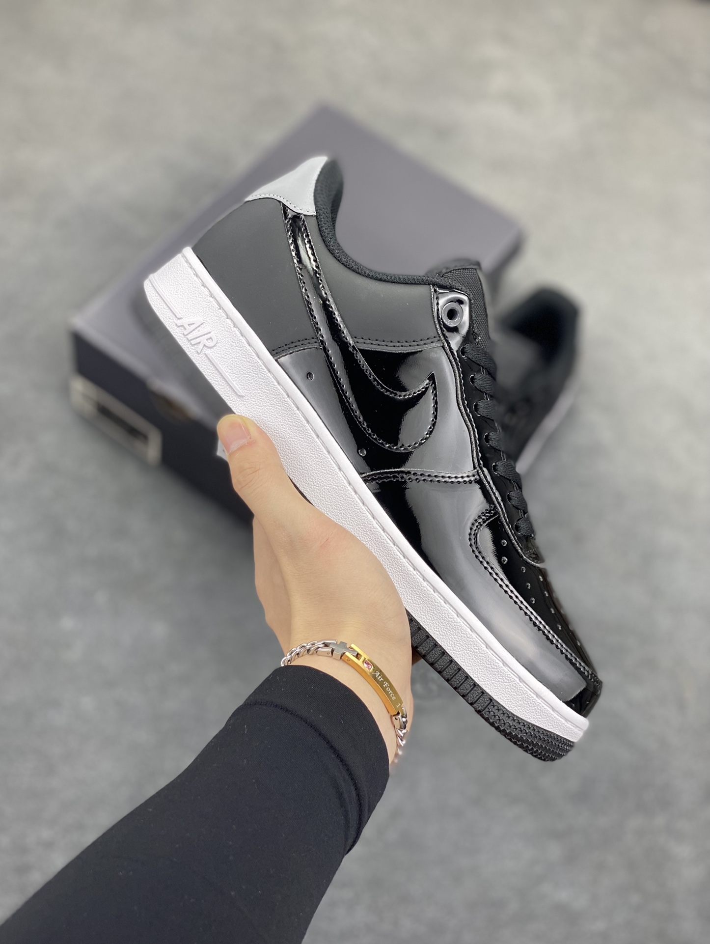 Nike Air Force 1 Low 空军一号低帮百搭休闲运动板鞋。柔软、弹性十足的缓震性能和出色的中底设计，横跨复古与现代的外型结合，造就出风靡全球三十多年的Force 1，直到今天还深受青睐。 货号：FZ5068-161 尺码：36 36.5 37.5 38 38.5 39 40 40.5 41 42 42.5 43 44 44.5 45-选品中心