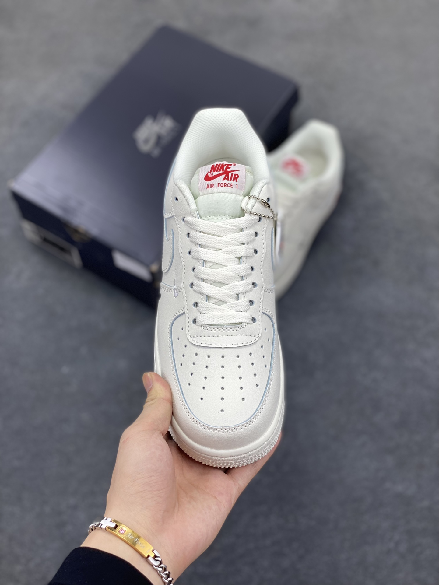 图片[2]-Nike Air Force 1 Low 空军一号低帮百搭休闲运动板鞋。柔软、弹性十足的缓震性能和出色的中底设计，横跨复古与现代的外型结合，造就出风靡全球三十多年的Force 1，直到今天还深受青睐。 货号：AH6827-001 尺码：36 36.5 37.5 38 38.5 39 40 40.5 41 42 42.5 43 44 44.5 45-选品中心