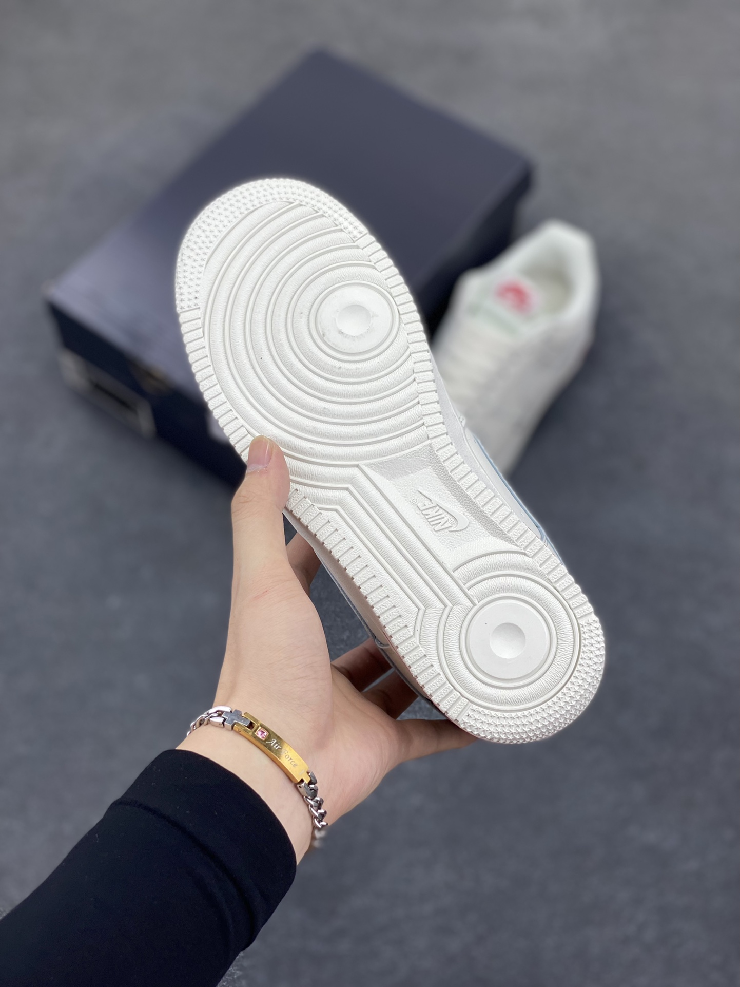 图片[5]-Nike Air Force 1 Low 空军一号低帮百搭休闲运动板鞋。柔软、弹性十足的缓震性能和出色的中底设计，横跨复古与现代的外型结合，造就出风靡全球三十多年的Force 1，直到今天还深受青睐。 货号：AH6827-001 尺码：36 36.5 37.5 38 38.5 39 40 40.5 41 42 42.5 43 44 44.5 45-选品中心