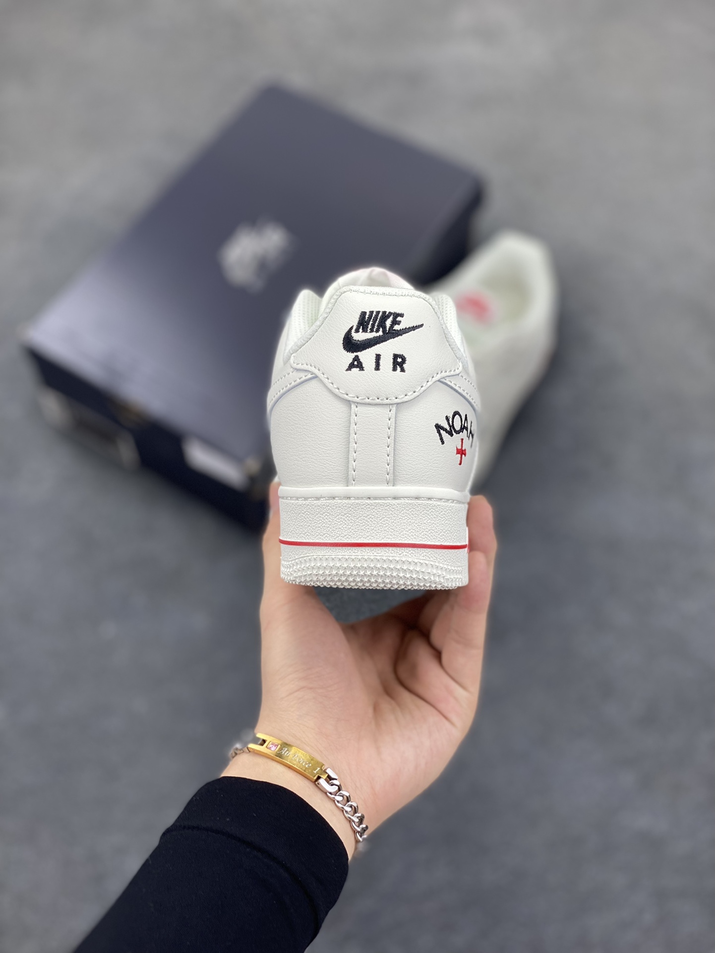 图片[4]-Nike Air Force 1 Low 空军一号低帮百搭休闲运动板鞋。柔软、弹性十足的缓震性能和出色的中底设计，横跨复古与现代的外型结合，造就出风靡全球三十多年的Force 1，直到今天还深受青睐。 货号：AH6827-001 尺码：36 36.5 37.5 38 38.5 39 40 40.5 41 42 42.5 43 44 44.5 45-选品中心