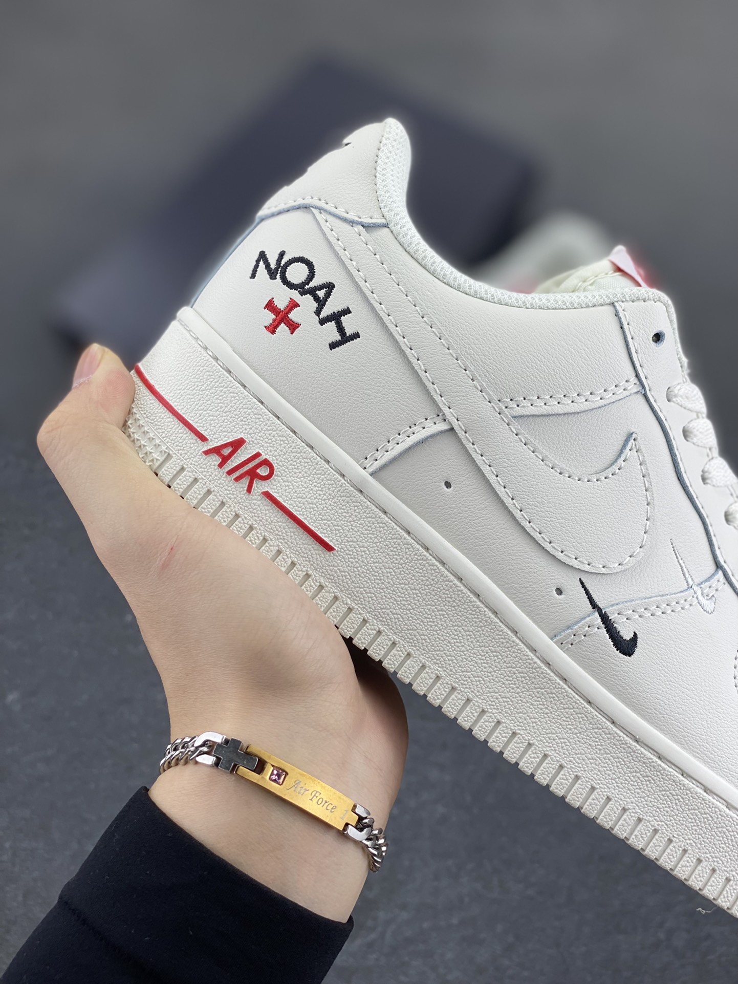 图片[6]-Nike Air Force 1 Low 空军一号低帮百搭休闲运动板鞋。柔软、弹性十足的缓震性能和出色的中底设计，横跨复古与现代的外型结合，造就出风靡全球三十多年的Force 1，直到今天还深受青睐。 货号：AH6827-001 尺码：36 36.5 37.5 38 38.5 39 40 40.5 41 42 42.5 43 44 44.5 45-选品中心