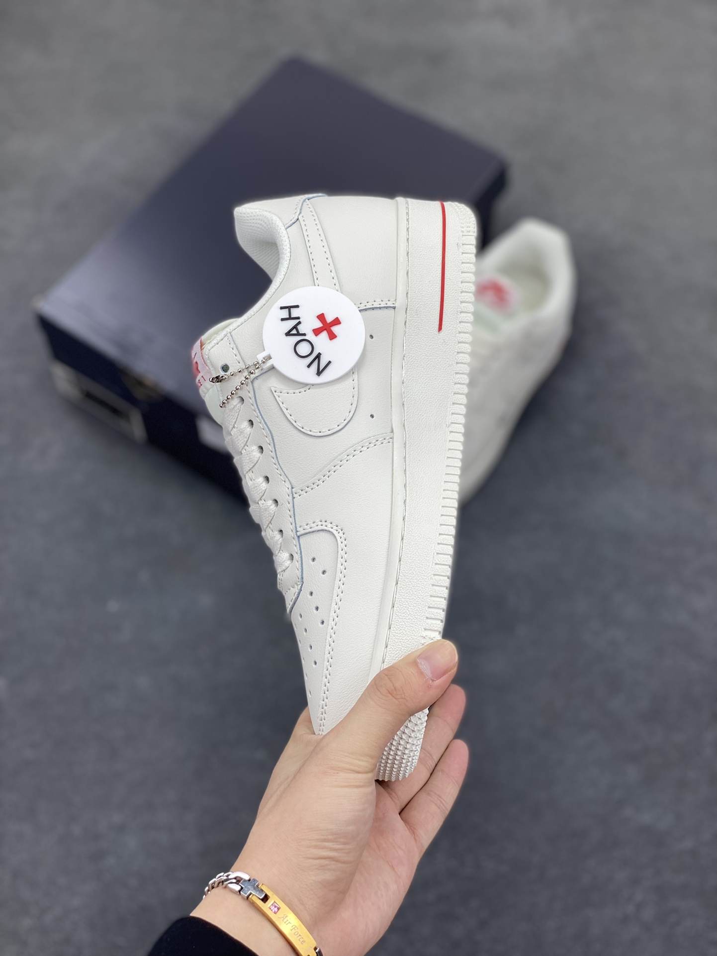 图片[3]-Nike Air Force 1 Low 空军一号低帮百搭休闲运动板鞋。柔软、弹性十足的缓震性能和出色的中底设计，横跨复古与现代的外型结合，造就出风靡全球三十多年的Force 1，直到今天还深受青睐。 货号：AH6827-001 尺码：36 36.5 37.5 38 38.5 39 40 40.5 41 42 42.5 43 44 44.5 45-选品中心