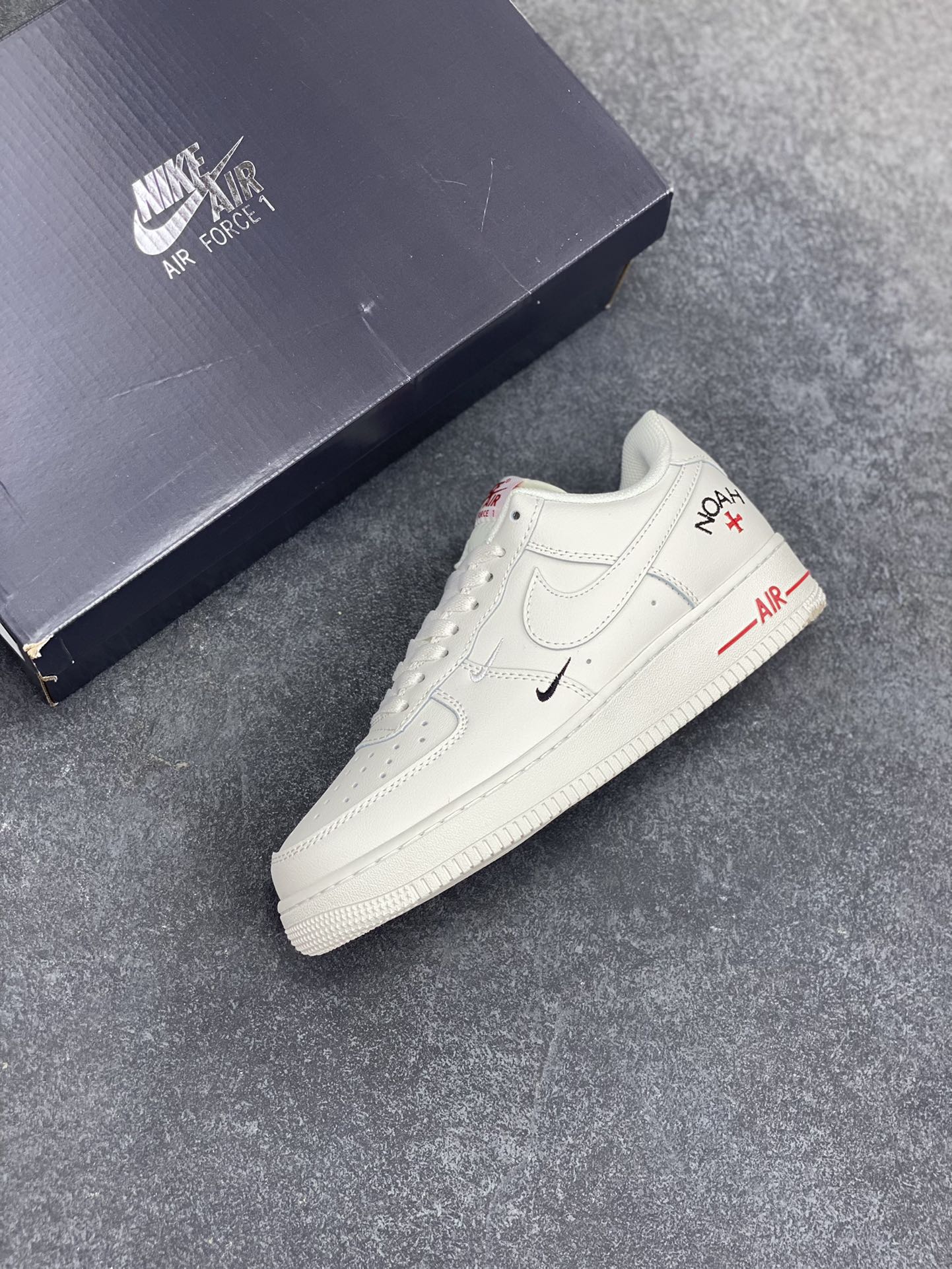 图片[7]-Nike Air Force 1 Low 空军一号低帮百搭休闲运动板鞋。柔软、弹性十足的缓震性能和出色的中底设计，横跨复古与现代的外型结合，造就出风靡全球三十多年的Force 1，直到今天还深受青睐。 货号：AH6827-001 尺码：36 36.5 37.5 38 38.5 39 40 40.5 41 42 42.5 43 44 44.5 45-选品中心