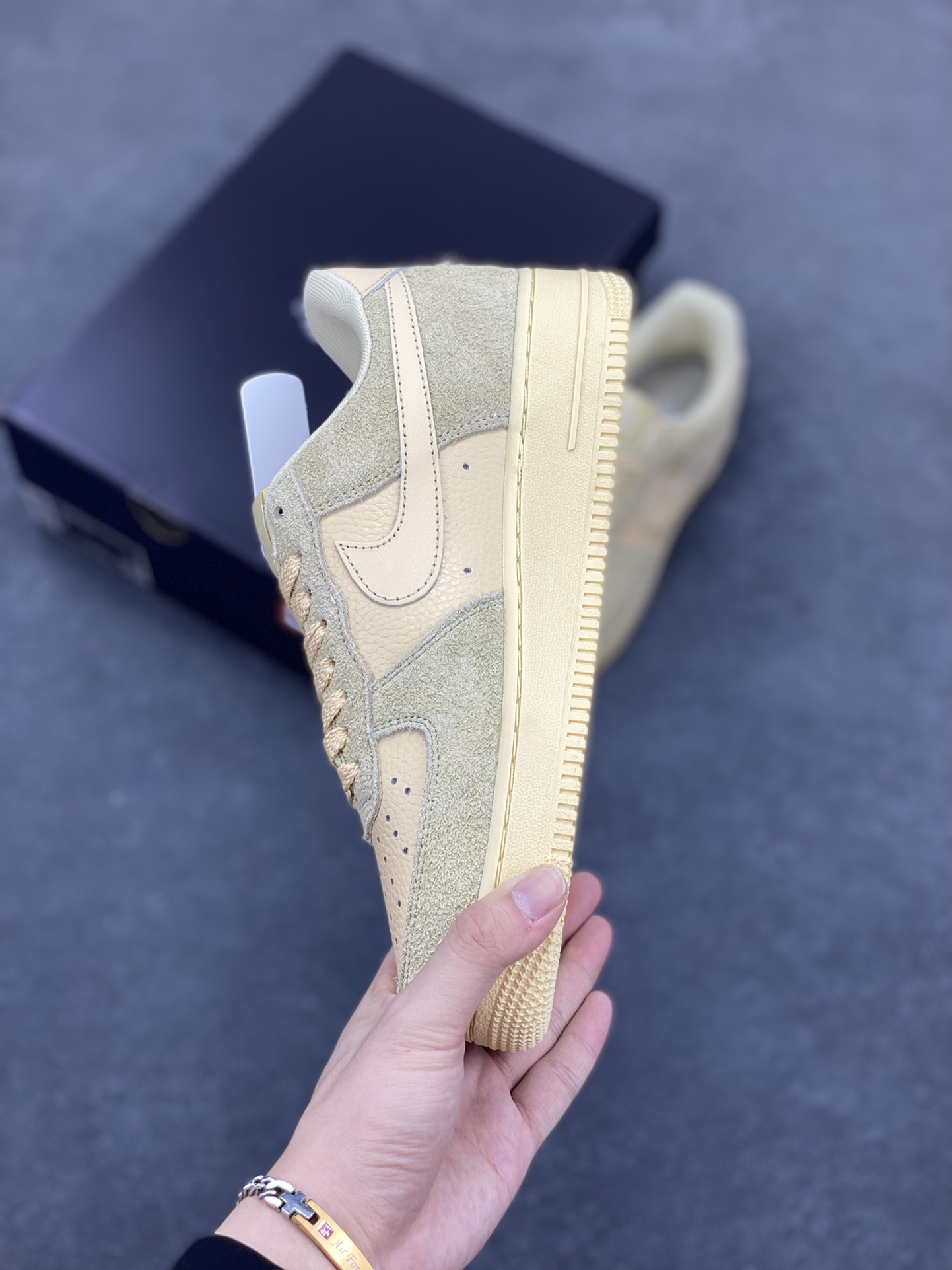 图片[3]-Nike Air Force 1 Low 空军一号低帮百搭休闲运动板鞋。柔软、弹性十足的缓震性能和出色的中底设计，横跨复古与现代的外型结合，造就出风靡全球三十多年的Force 1，直到今天还深受青睐。 货号：IB4001-200 尺码：36 36.5 37.5 38 38.5 39 40 40.5 41 42 42.5 43 44 44.5 45-选品中心