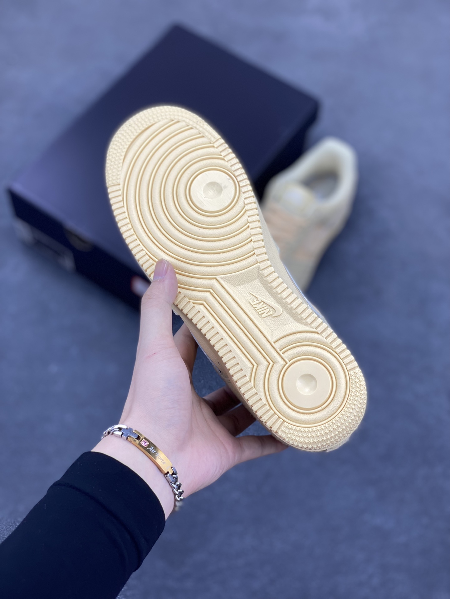 图片[5]-Nike Air Force 1 Low 空军一号低帮百搭休闲运动板鞋。柔软、弹性十足的缓震性能和出色的中底设计，横跨复古与现代的外型结合，造就出风靡全球三十多年的Force 1，直到今天还深受青睐。 货号：IB4001-200 尺码：36 36.5 37.5 38 38.5 39 40 40.5 41 42 42.5 43 44 44.5 45-选品中心