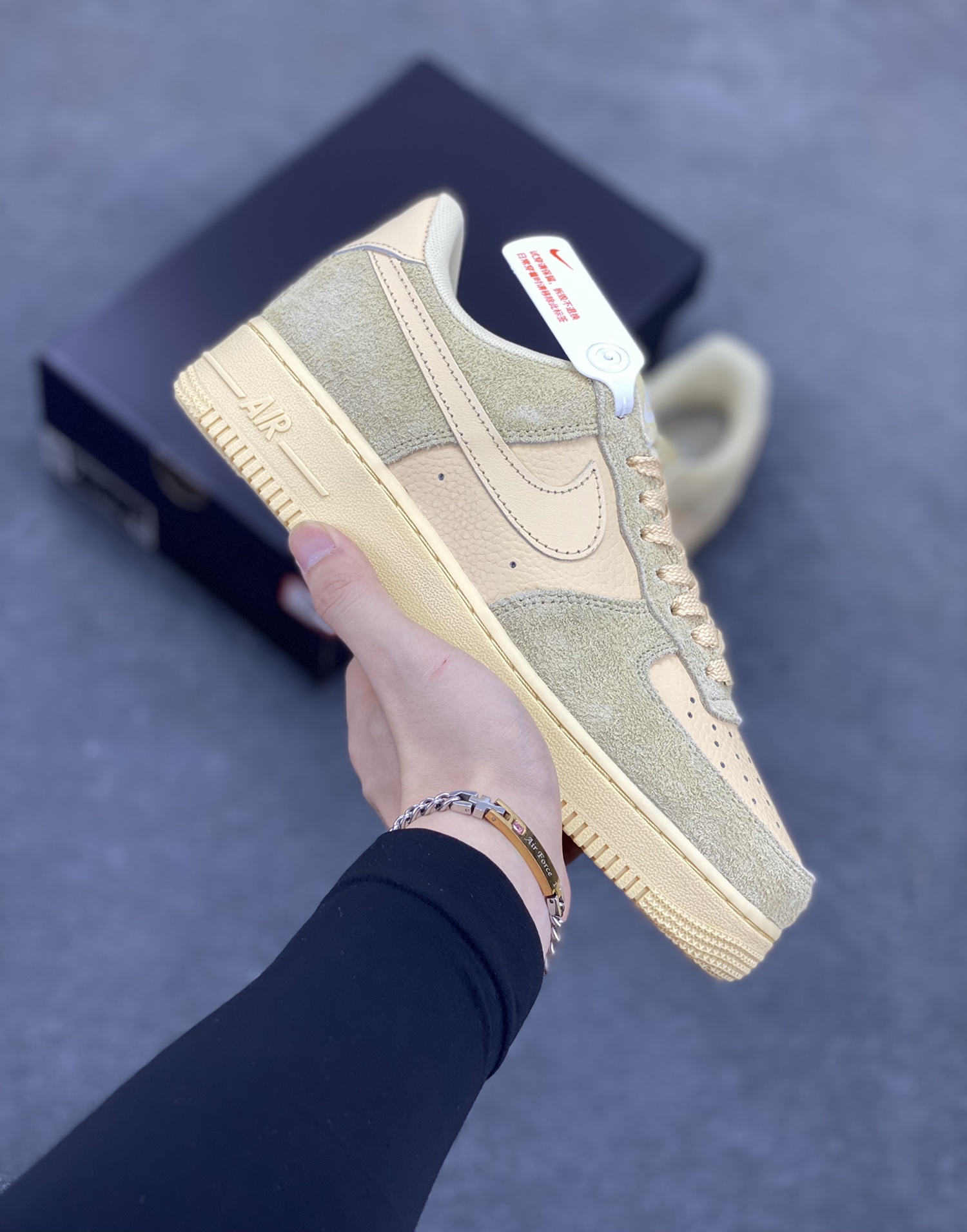 Nike Air Force 1 Low 空军一号低帮百搭休闲运动板鞋。柔软、弹性十足的缓震性能和出色的中底设计，横跨复古与现代的外型结合，造就出风靡全球三十多年的Force 1，直到今天还深受青睐。 货号：IB4001-200 尺码：36 36.5 37.5 38 38.5 39 40 40.5 41 42 42.5 43 44 44.5 45-选品中心