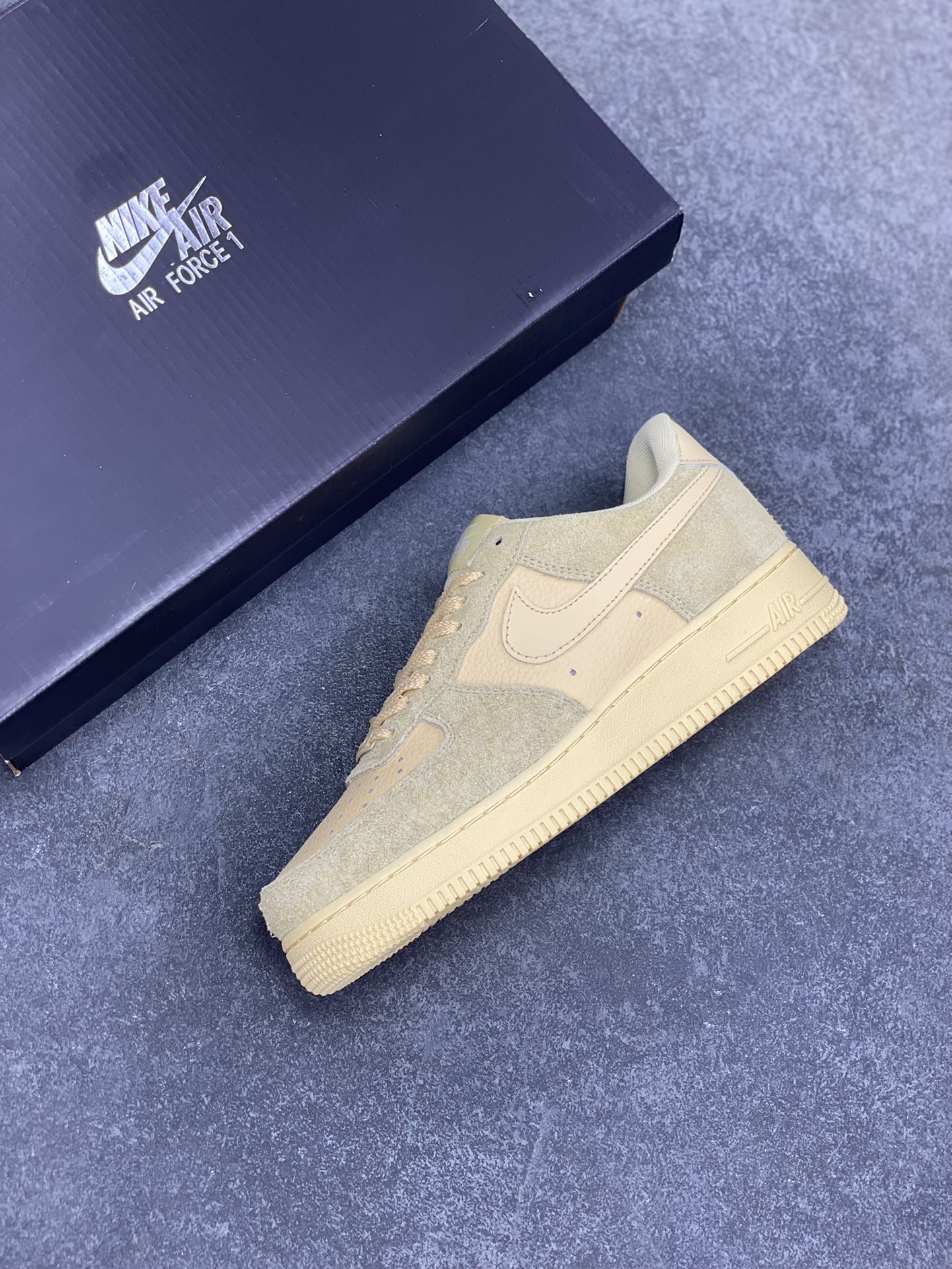 图片[7]-Nike Air Force 1 Low 空军一号低帮百搭休闲运动板鞋。柔软、弹性十足的缓震性能和出色的中底设计，横跨复古与现代的外型结合，造就出风靡全球三十多年的Force 1，直到今天还深受青睐。 货号：IB4001-200 尺码：36 36.5 37.5 38 38.5 39 40 40.5 41 42 42.5 43 44 44.5 45-选品中心