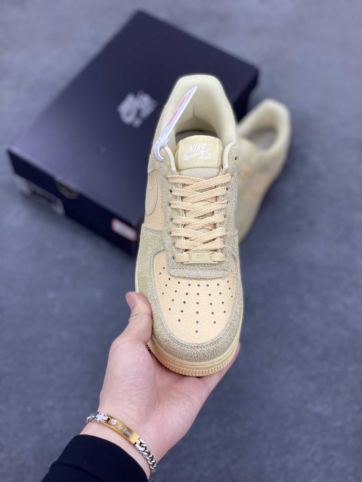 图片[2]-Nike Air Force 1 Low 空军一号低帮百搭休闲运动板鞋。柔软、弹性十足的缓震性能和出色的中底设计，横跨复古与现代的外型结合，造就出风靡全球三十多年的Force 1，直到今天还深受青睐。 货号：IB4001-200 尺码：36 36.5 37.5 38 38.5 39 40 40.5 41 42 42.5 43 44 44.5 45-选品中心