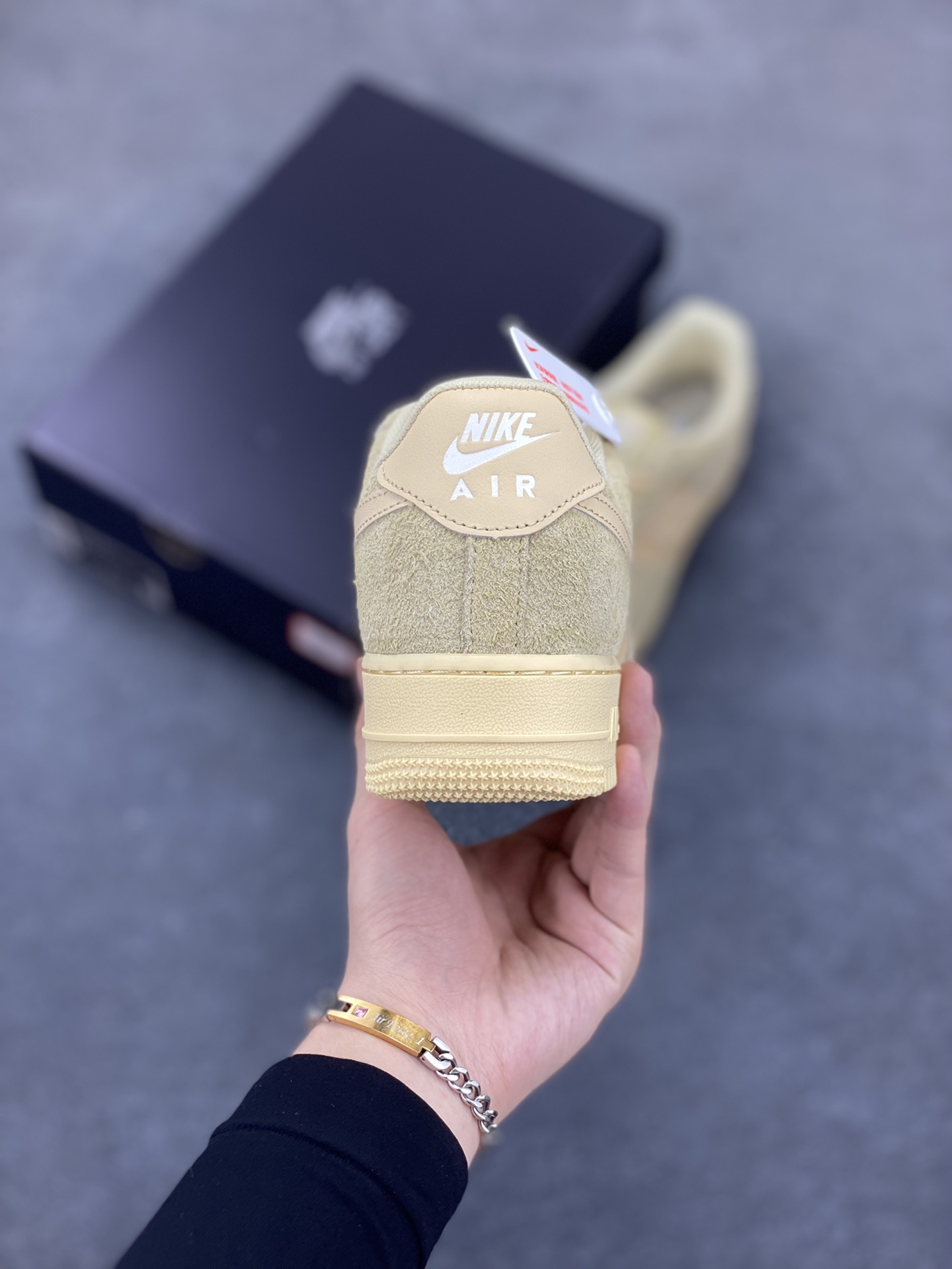 图片[4]-Nike Air Force 1 Low 空军一号低帮百搭休闲运动板鞋。柔软、弹性十足的缓震性能和出色的中底设计，横跨复古与现代的外型结合，造就出风靡全球三十多年的Force 1，直到今天还深受青睐。 货号：IB4001-200 尺码：36 36.5 37.5 38 38.5 39 40 40.5 41 42 42.5 43 44 44.5 45-选品中心