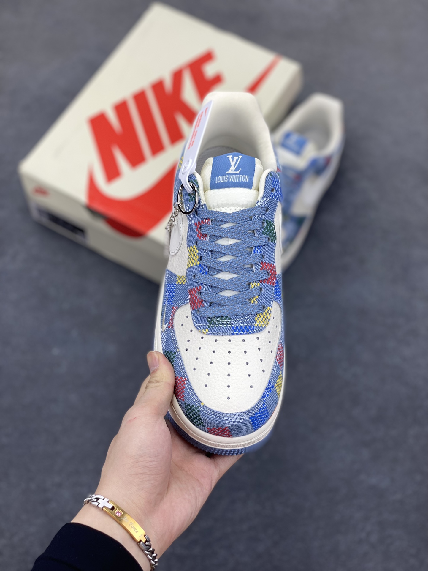 图片[2]-NIke Air Force 1 \’07 Low “LV联名——彩色牛仔”空军一号 低帮 运动鞋 休闲鞋 折边针车 工艺难度大 原楦头原纸板 原装鞋盒 定制五金配件 内置全掌气垫 原厂鞋底 货号：XL1979-101 尺码：36 36.5 37.5 38 38.5 39 40 40.5 41 42 42.5 43 44 44.5 45-选品中心