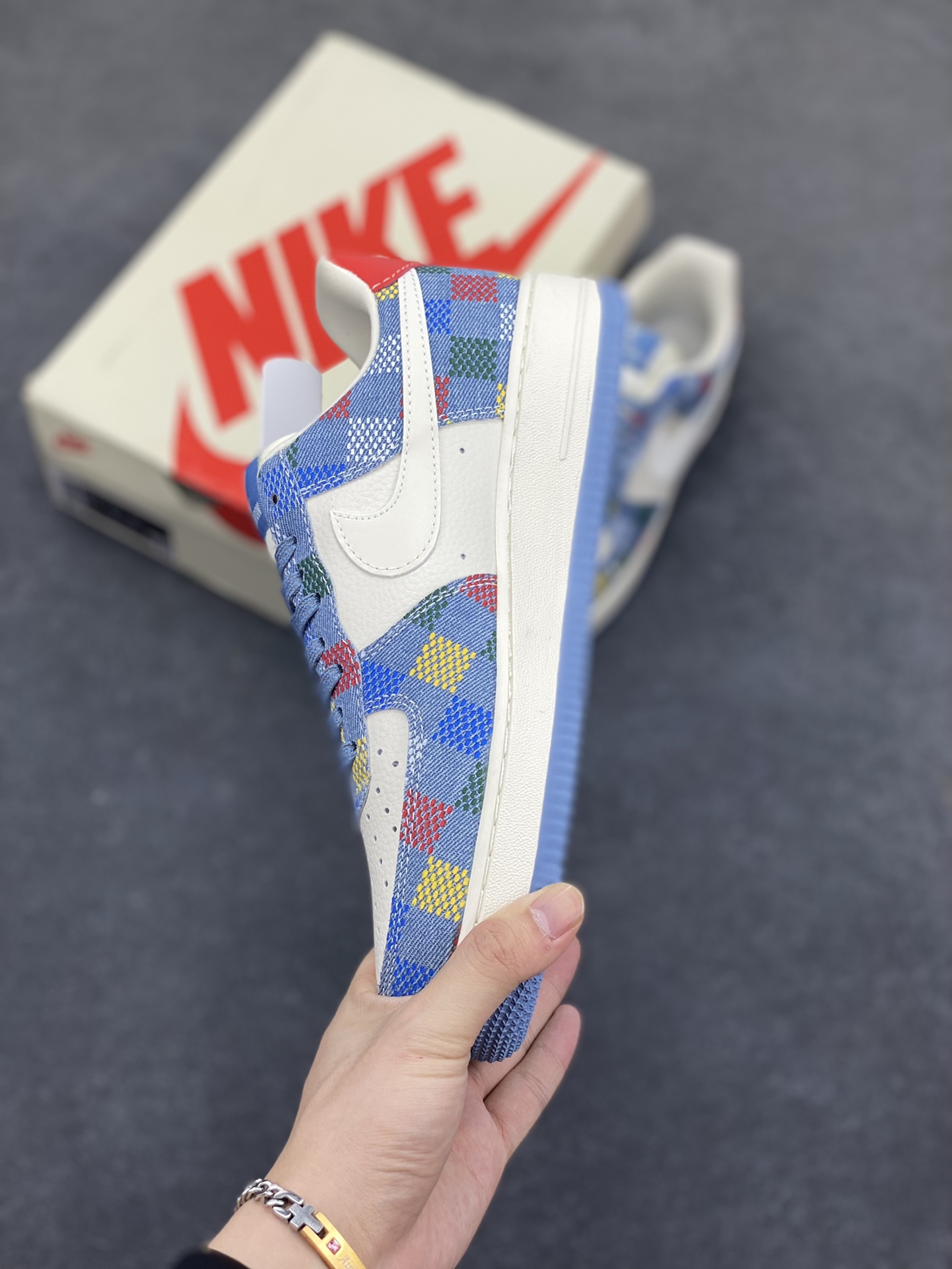 图片[3]-NIke Air Force 1 \’07 Low “LV联名——彩色牛仔”空军一号 低帮 运动鞋 休闲鞋 折边针车 工艺难度大 原楦头原纸板 原装鞋盒 定制五金配件 内置全掌气垫 原厂鞋底 货号：XL1979-101 尺码：36 36.5 37.5 38 38.5 39 40 40.5 41 42 42.5 43 44 44.5 45-选品中心