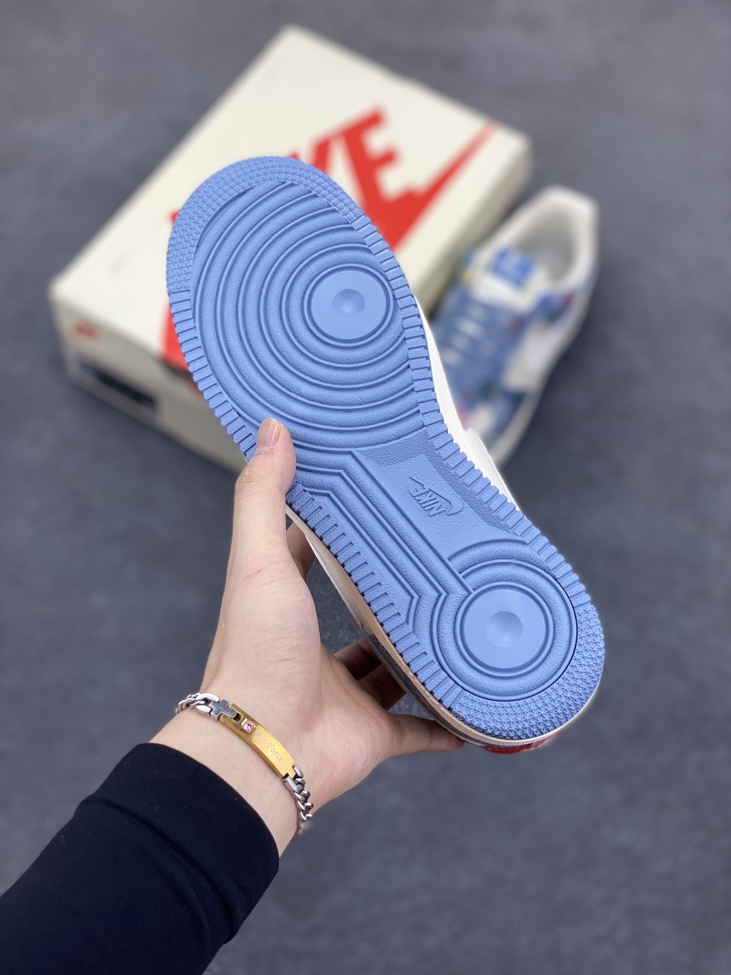 图片[5]-NIke Air Force 1 \’07 Low “LV联名——彩色牛仔”空军一号 低帮 运动鞋 休闲鞋 折边针车 工艺难度大 原楦头原纸板 原装鞋盒 定制五金配件 内置全掌气垫 原厂鞋底 货号：XL1979-101 尺码：36 36.5 37.5 38 38.5 39 40 40.5 41 42 42.5 43 44 44.5 45-选品中心