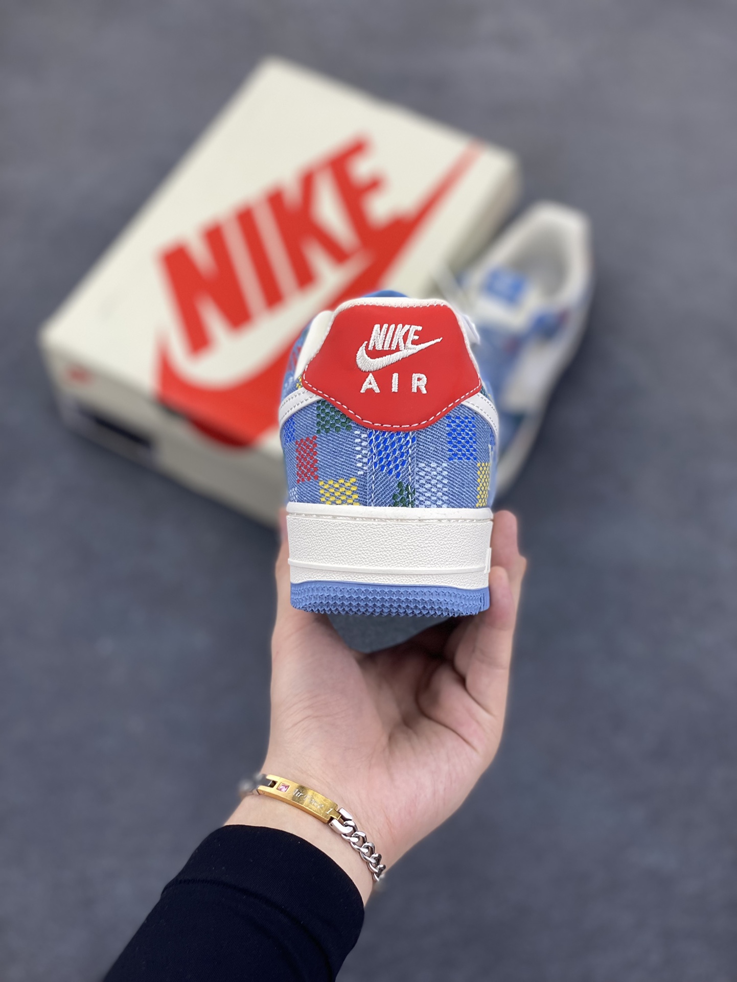 图片[4]-NIke Air Force 1 \’07 Low “LV联名——彩色牛仔”空军一号 低帮 运动鞋 休闲鞋 折边针车 工艺难度大 原楦头原纸板 原装鞋盒 定制五金配件 内置全掌气垫 原厂鞋底 货号：XL1979-101 尺码：36 36.5 37.5 38 38.5 39 40 40.5 41 42 42.5 43 44 44.5 45-选品中心