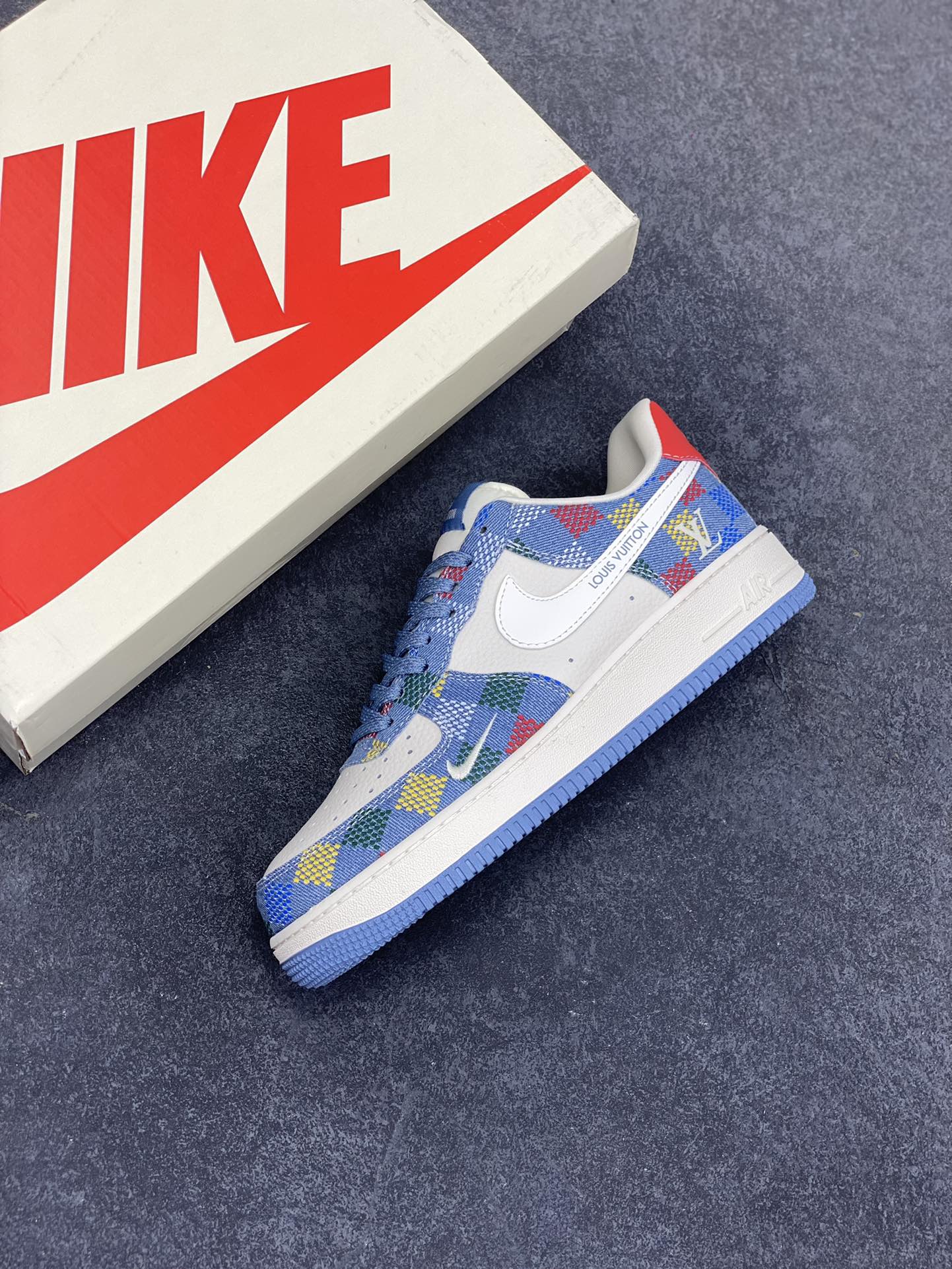 图片[7]-NIke Air Force 1 \’07 Low “LV联名——彩色牛仔”空军一号 低帮 运动鞋 休闲鞋 折边针车 工艺难度大 原楦头原纸板 原装鞋盒 定制五金配件 内置全掌气垫 原厂鞋底 货号：XL1979-101 尺码：36 36.5 37.5 38 38.5 39 40 40.5 41 42 42.5 43 44 44.5 45-选品中心