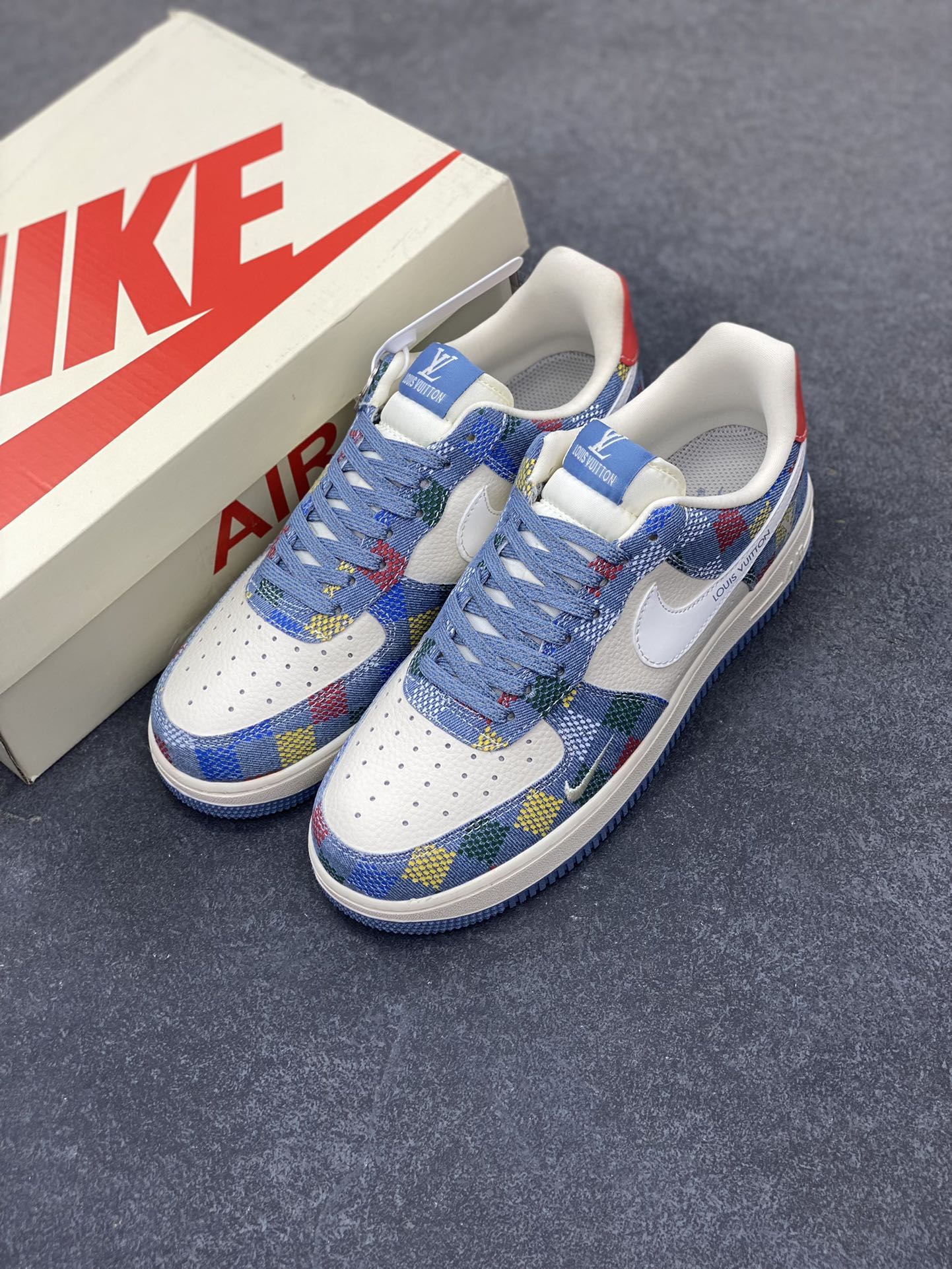 图片[8]-NIke Air Force 1 \’07 Low “LV联名——彩色牛仔”空军一号 低帮 运动鞋 休闲鞋 折边针车 工艺难度大 原楦头原纸板 原装鞋盒 定制五金配件 内置全掌气垫 原厂鞋底 货号：XL1979-101 尺码：36 36.5 37.5 38 38.5 39 40 40.5 41 42 42.5 43 44 44.5 45-选品中心