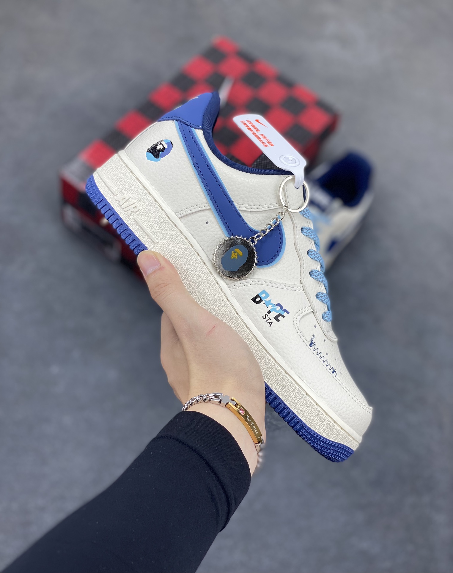 NIke Air Force 1 \’07 Low “Bape联名——米蓝缝线”空军一号 低帮 运动鞋 休闲鞋 折边针车 工艺难度大 原楦头原纸板 原装鞋盒 定制五金配件 内置全掌气垫 原厂鞋底 货号:KB1688-002 尺码:36 36.5 37.5 38 38.5 39 40 40.5 41 42 42.5 43 44 44.5 45-选品中心