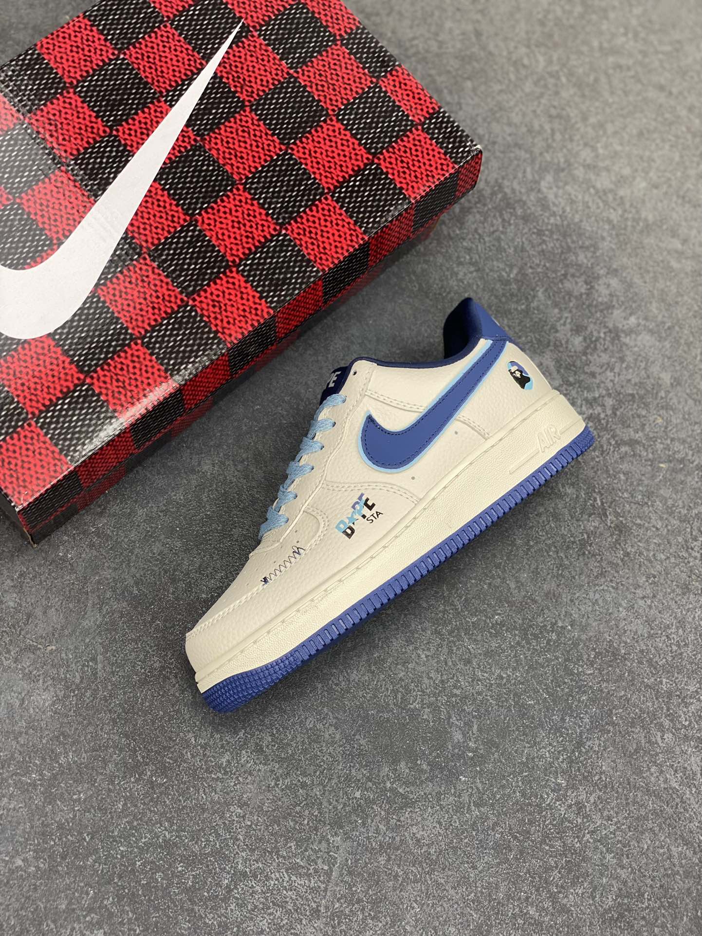 图片[7]-NIke Air Force 1 \’07 Low “Bape联名——米蓝缝线”空军一号 低帮 运动鞋 休闲鞋 折边针车 工艺难度大 原楦头原纸板 原装鞋盒 定制五金配件 内置全掌气垫 原厂鞋底 货号：KB1688-002 尺码：36 36.5 37.5 38 38.5 39 40 40.5 41 42 42.5 43 44 44.5 45-选品中心