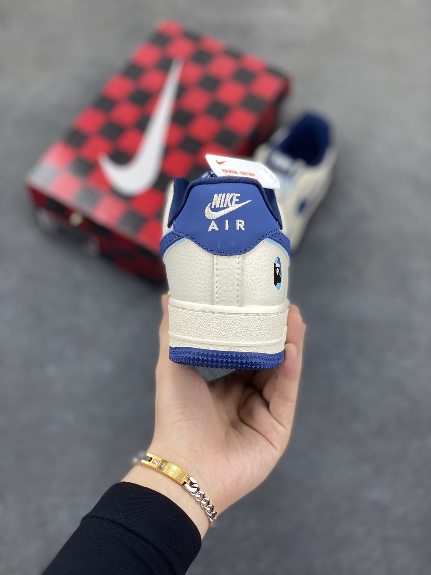 图片[4]-NIke Air Force 1 \’07 Low “Bape联名——米蓝缝线”空军一号 低帮 运动鞋 休闲鞋 折边针车 工艺难度大 原楦头原纸板 原装鞋盒 定制五金配件 内置全掌气垫 原厂鞋底 货号：KB1688-002 尺码：36 36.5 37.5 38 38.5 39 40 40.5 41 42 42.5 43 44 44.5 45-选品中心