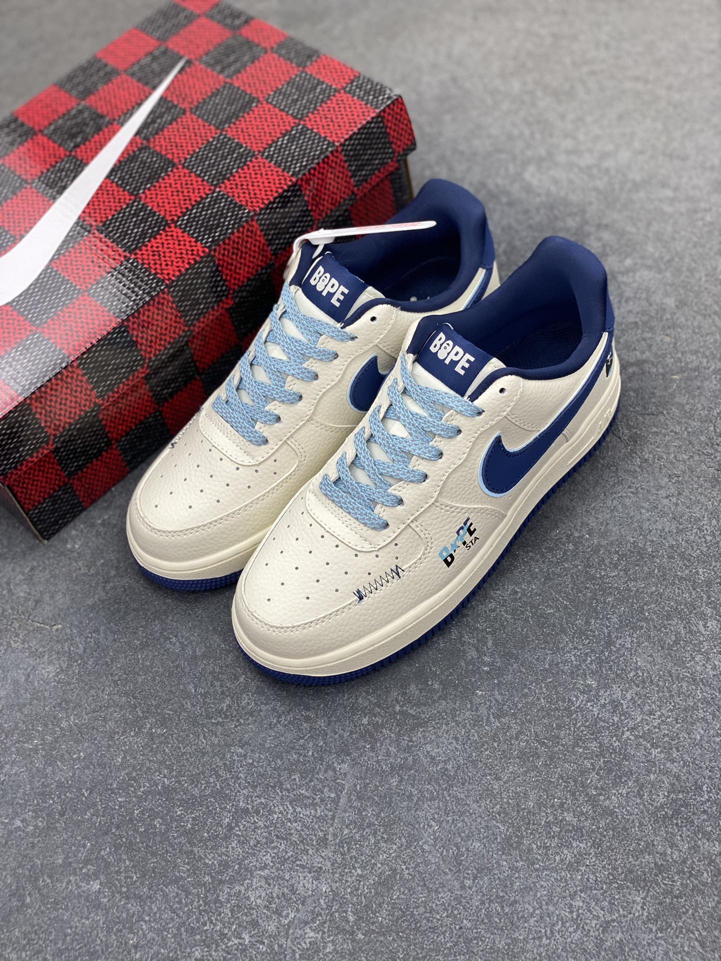 图片[8]-NIke Air Force 1 \’07 Low “Bape联名——米蓝缝线”空军一号 低帮 运动鞋 休闲鞋 折边针车 工艺难度大 原楦头原纸板 原装鞋盒 定制五金配件 内置全掌气垫 原厂鞋底 货号：KB1688-002 尺码：36 36.5 37.5 38 38.5 39 40 40.5 41 42 42.5 43 44 44.5 45-选品中心