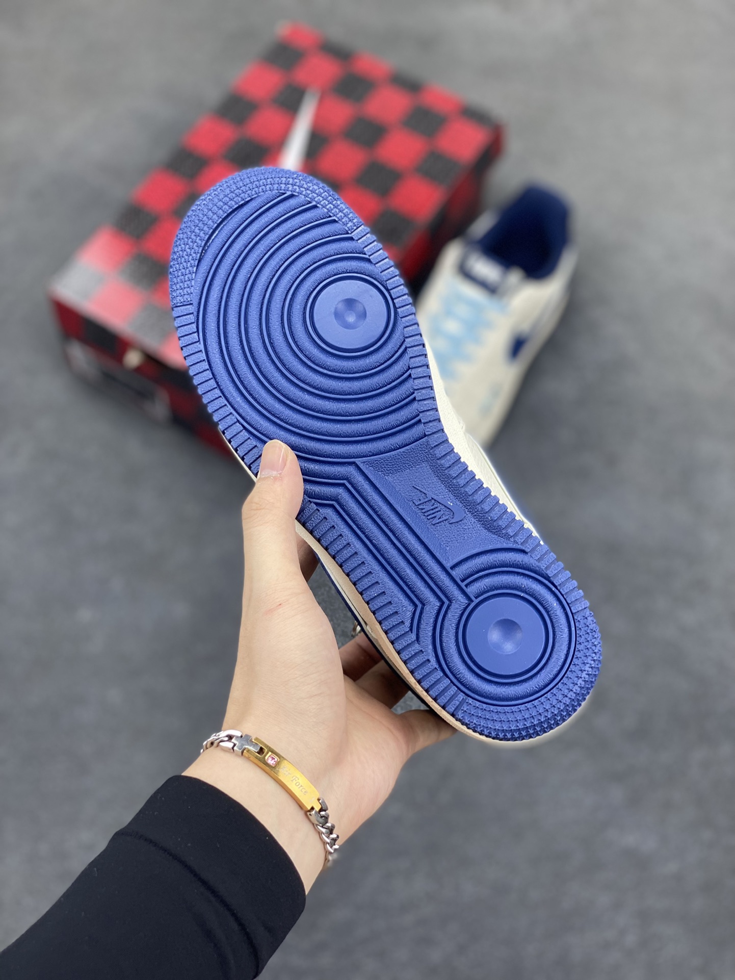 图片[5]-NIke Air Force 1 \’07 Low “Bape联名——米蓝缝线”空军一号 低帮 运动鞋 休闲鞋 折边针车 工艺难度大 原楦头原纸板 原装鞋盒 定制五金配件 内置全掌气垫 原厂鞋底 货号：KB1688-002 尺码：36 36.5 37.5 38 38.5 39 40 40.5 41 42 42.5 43 44 44.5 45-选品中心
