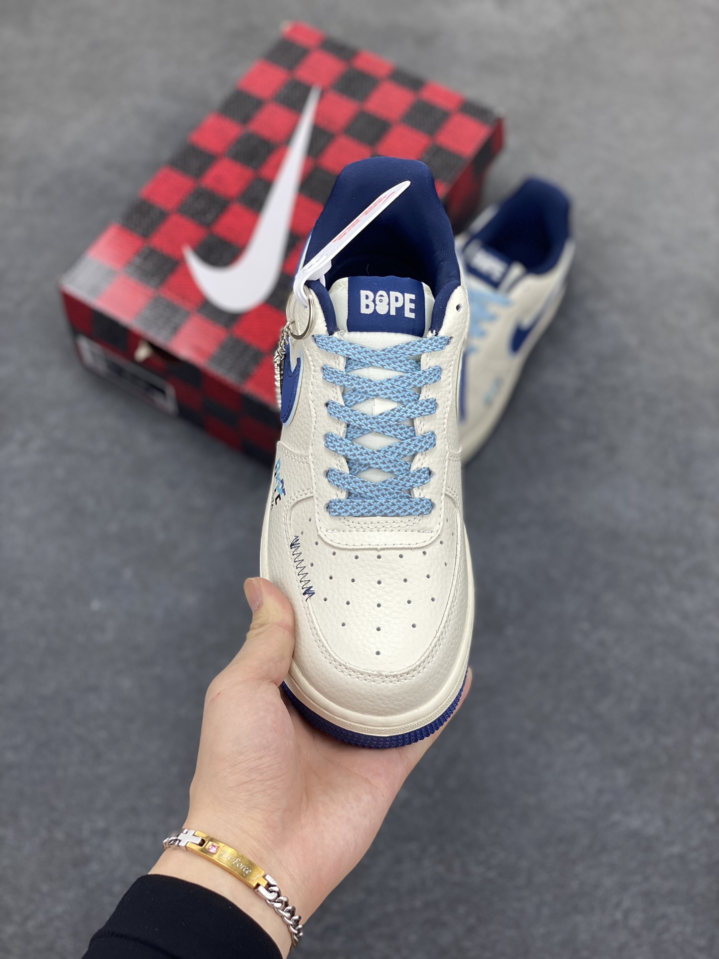 图片[2]-NIke Air Force 1 \’07 Low “Bape联名——米蓝缝线”空军一号 低帮 运动鞋 休闲鞋 折边针车 工艺难度大 原楦头原纸板 原装鞋盒 定制五金配件 内置全掌气垫 原厂鞋底 货号：KB1688-002 尺码：36 36.5 37.5 38 38.5 39 40 40.5 41 42 42.5 43 44 44.5 45-选品中心