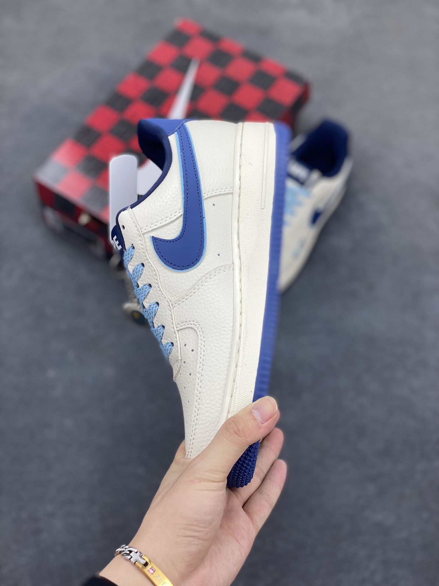 图片[3]-NIke Air Force 1 \’07 Low “Bape联名——米蓝缝线”空军一号 低帮 运动鞋 休闲鞋 折边针车 工艺难度大 原楦头原纸板 原装鞋盒 定制五金配件 内置全掌气垫 原厂鞋底 货号：KB1688-002 尺码：36 36.5 37.5 38 38.5 39 40 40.5 41 42 42.5 43 44 44.5 45-选品中心