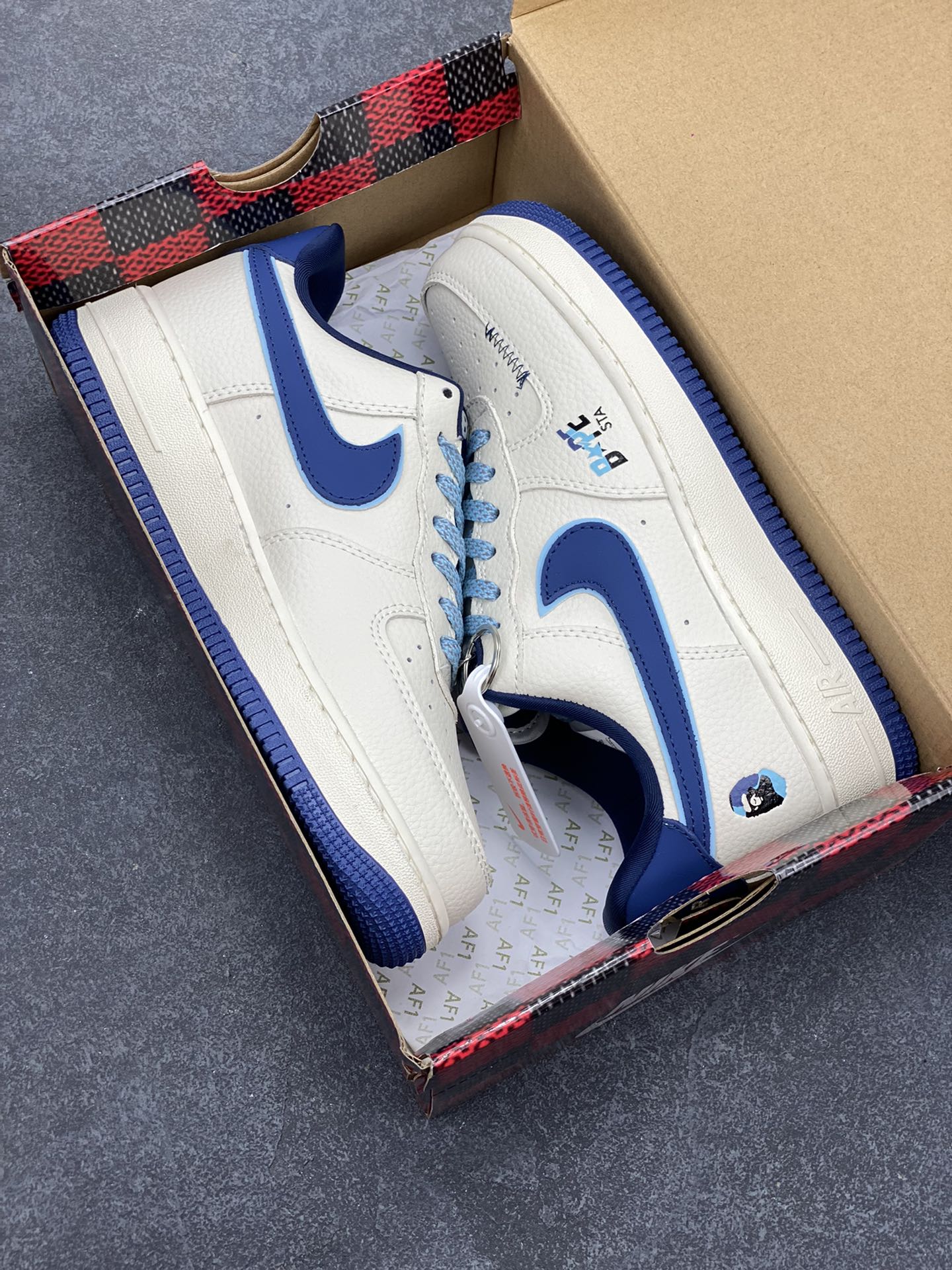 图片[9]-NIke Air Force 1 \’07 Low “Bape联名——米蓝缝线”空军一号 低帮 运动鞋 休闲鞋 折边针车 工艺难度大 原楦头原纸板 原装鞋盒 定制五金配件 内置全掌气垫 原厂鞋底 货号：KB1688-002 尺码：36 36.5 37.5 38 38.5 39 40 40.5 41 42 42.5 43 44 44.5 45-选品中心