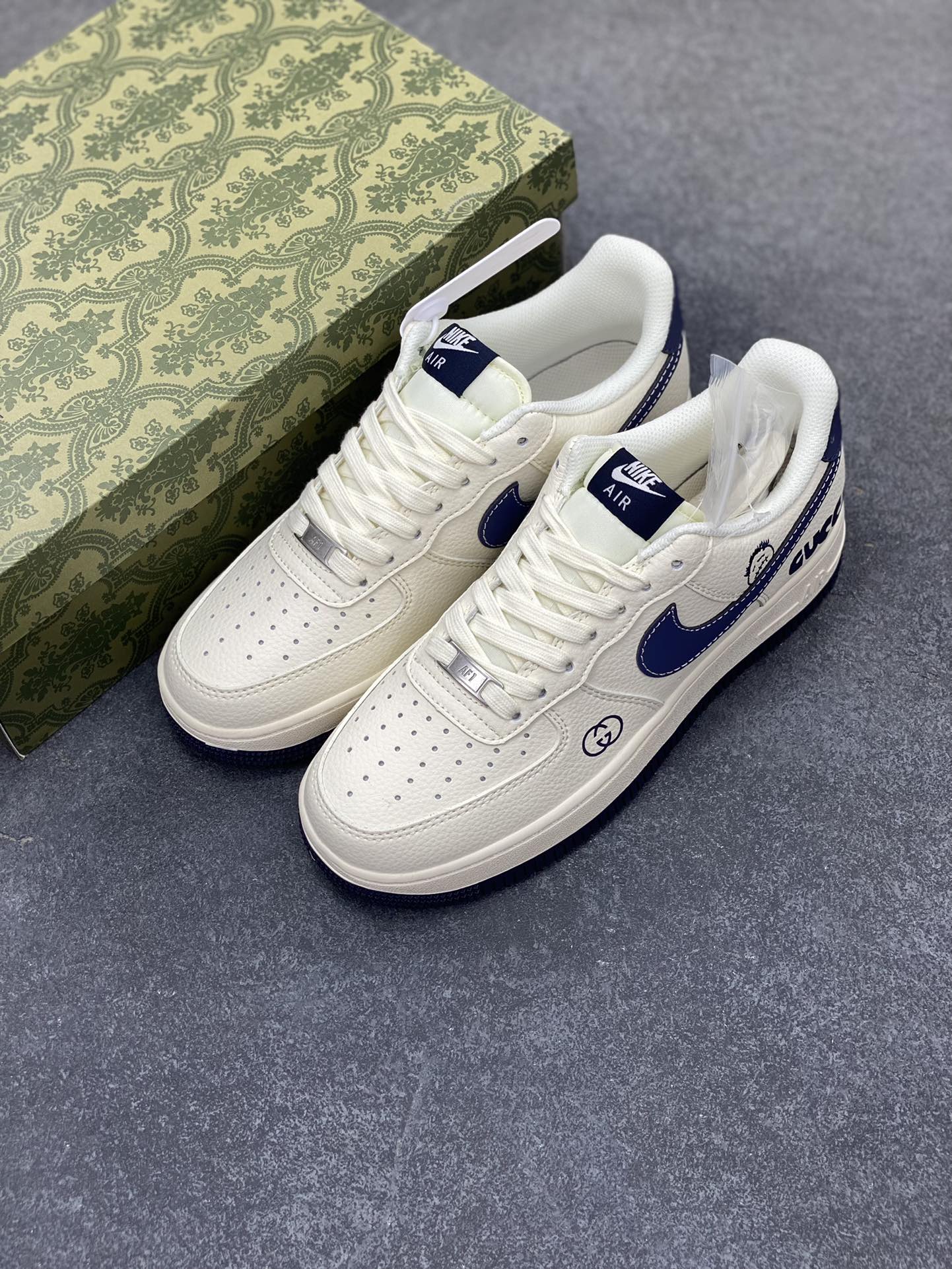 图片[8]-Nike Air Force 1 \’07 Low “古驰联名——鬼脸米蓝”空军一号 低帮 运动鞋 休闲鞋 折边针车 工艺难度大 原楦头原纸板 原装鞋盒 定制五金配件 内置全掌气垫 原厂鞋底 货号：QW5836-006 尺码：36 36.5 37.5 38 38.5 39 40 40.5 41 42 42.5 43 44 44.5 45-选品中心