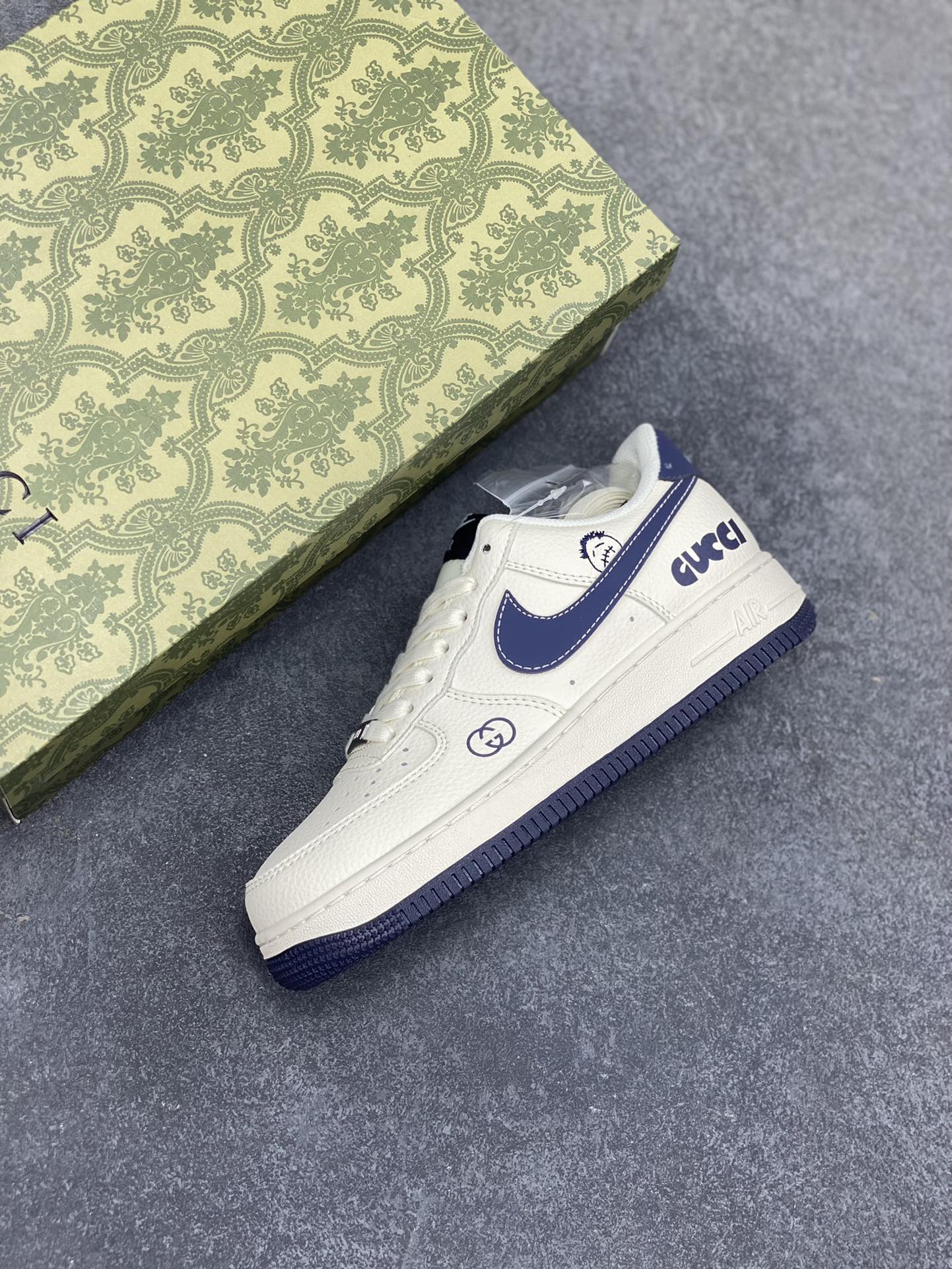 图片[7]-Nike Air Force 1 \’07 Low “古驰联名——鬼脸米蓝”空军一号 低帮 运动鞋 休闲鞋 折边针车 工艺难度大 原楦头原纸板 原装鞋盒 定制五金配件 内置全掌气垫 原厂鞋底 货号：QW5836-006 尺码：36 36.5 37.5 38 38.5 39 40 40.5 41 42 42.5 43 44 44.5 45-选品中心