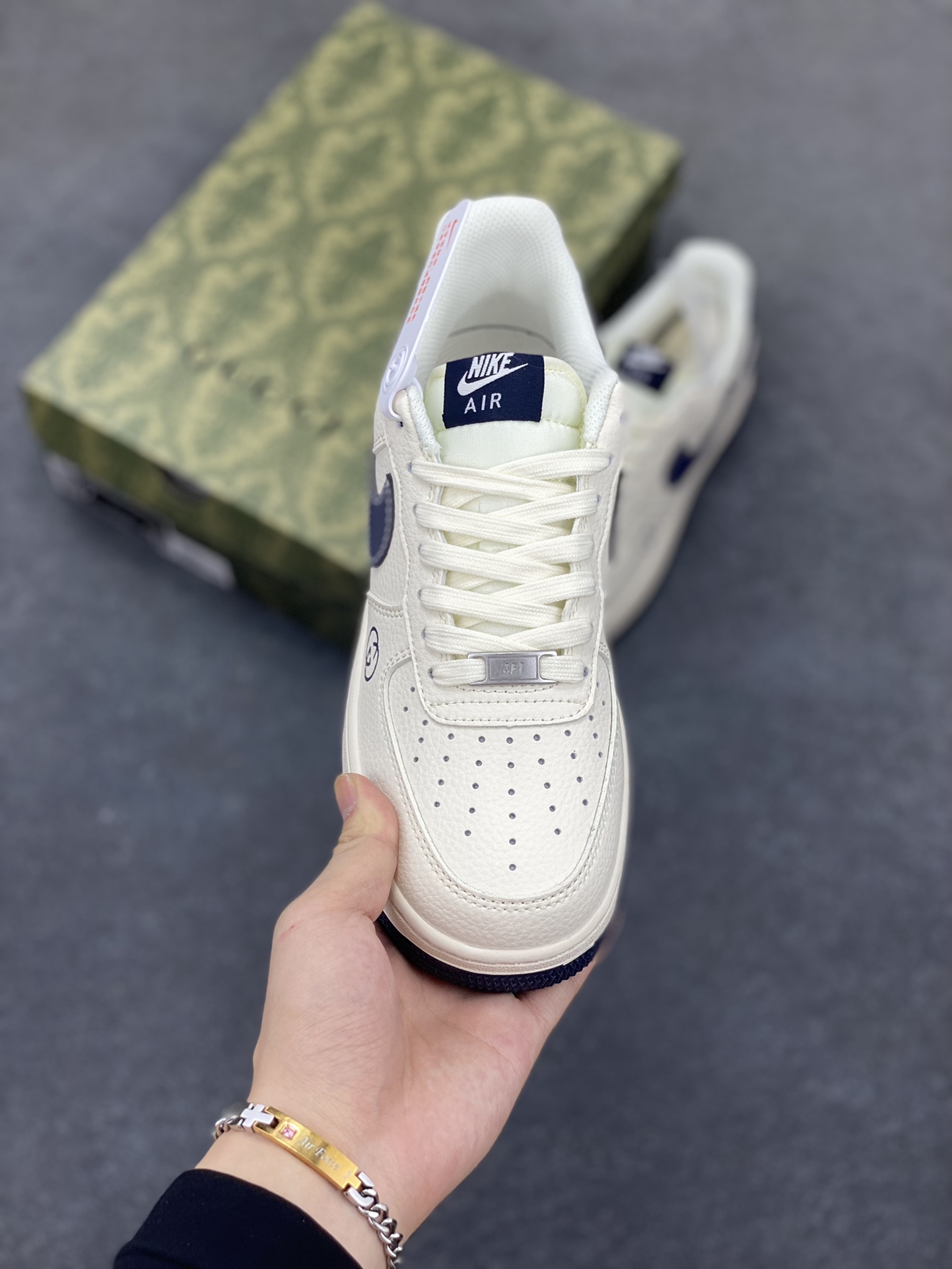 图片[2]-Nike Air Force 1 \’07 Low “古驰联名——鬼脸米蓝”空军一号 低帮 运动鞋 休闲鞋 折边针车 工艺难度大 原楦头原纸板 原装鞋盒 定制五金配件 内置全掌气垫 原厂鞋底 货号：QW5836-006 尺码：36 36.5 37.5 38 38.5 39 40 40.5 41 42 42.5 43 44 44.5 45-选品中心