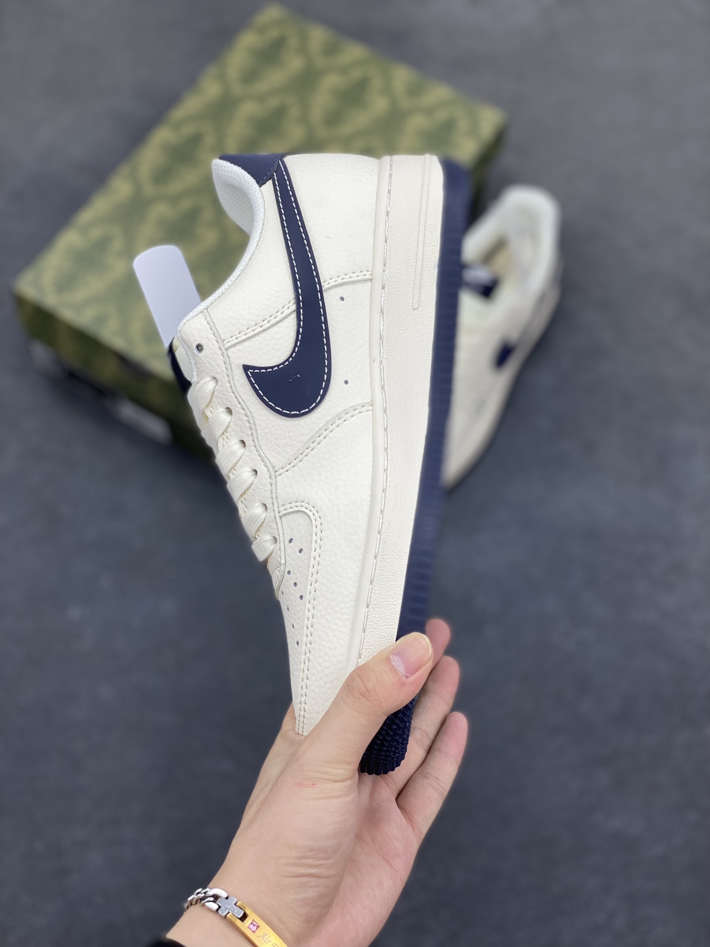 图片[3]-Nike Air Force 1 \’07 Low “古驰联名——鬼脸米蓝”空军一号 低帮 运动鞋 休闲鞋 折边针车 工艺难度大 原楦头原纸板 原装鞋盒 定制五金配件 内置全掌气垫 原厂鞋底 货号：QW5836-006 尺码：36 36.5 37.5 38 38.5 39 40 40.5 41 42 42.5 43 44 44.5 45-选品中心