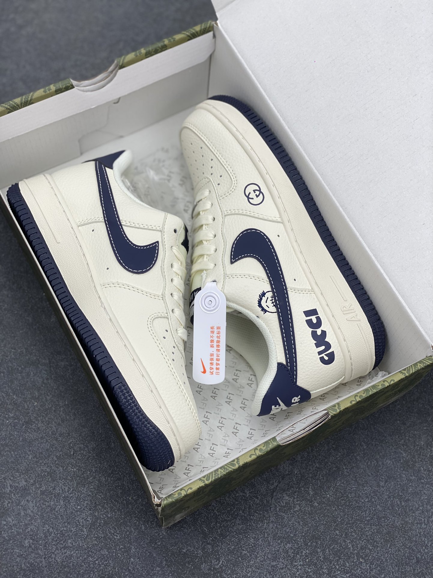 图片[9]-Nike Air Force 1 \’07 Low “古驰联名——鬼脸米蓝”空军一号 低帮 运动鞋 休闲鞋 折边针车 工艺难度大 原楦头原纸板 原装鞋盒 定制五金配件 内置全掌气垫 原厂鞋底 货号：QW5836-006 尺码：36 36.5 37.5 38 38.5 39 40 40.5 41 42 42.5 43 44 44.5 45-选品中心