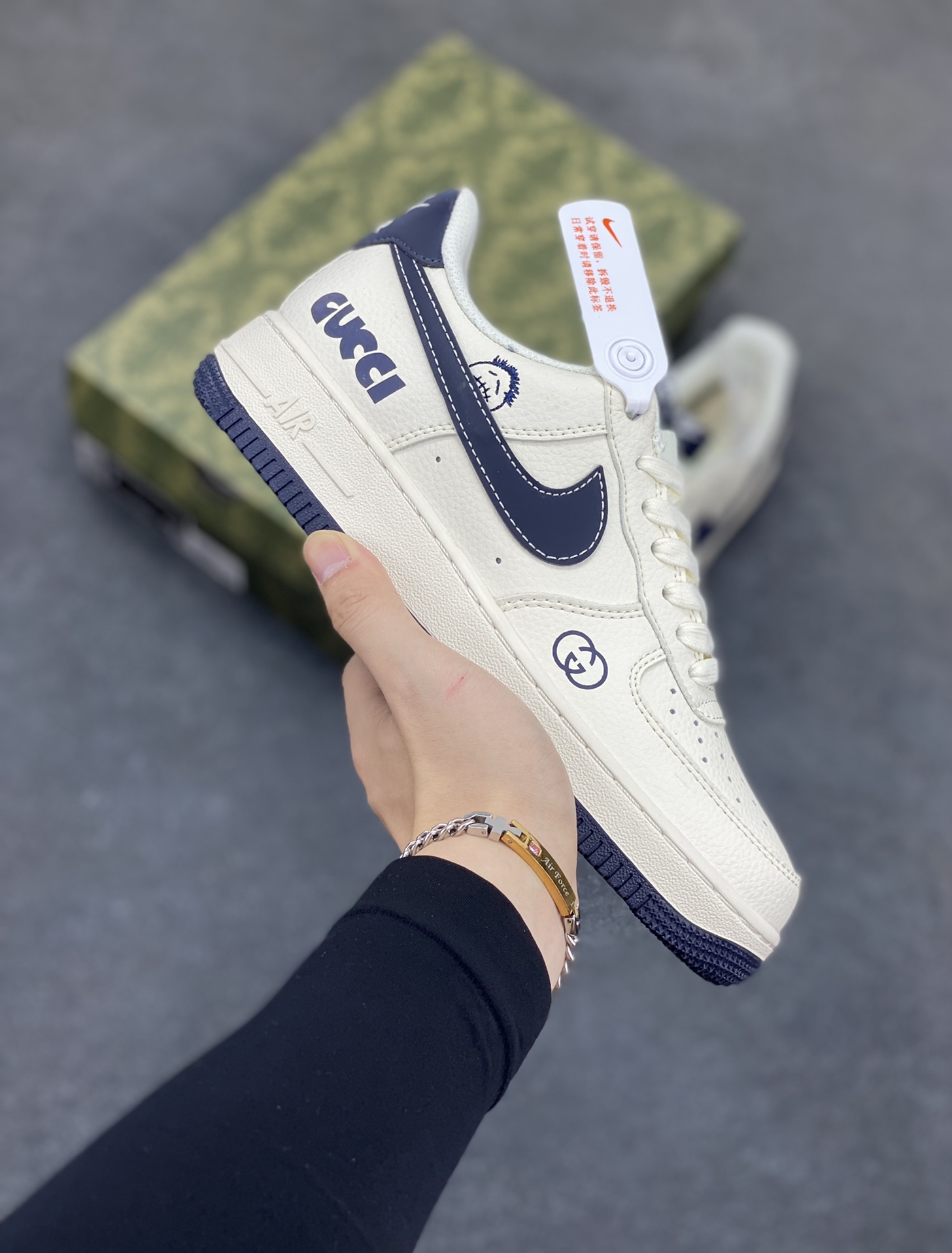 Nike Air Force 1 \’07 Low “古驰联名——鬼脸米蓝”空军一号 低帮 运动鞋 休闲鞋 折边针车 工艺难度大 原楦头原纸板 原装鞋盒 定制五金配件 内置全掌气垫 原厂鞋底 货号:QW5836-006 尺码:36 36.5 37.5 38 38.5 39 40 40.5 41 42 42.5 43 44 44.5 45-选品中心
