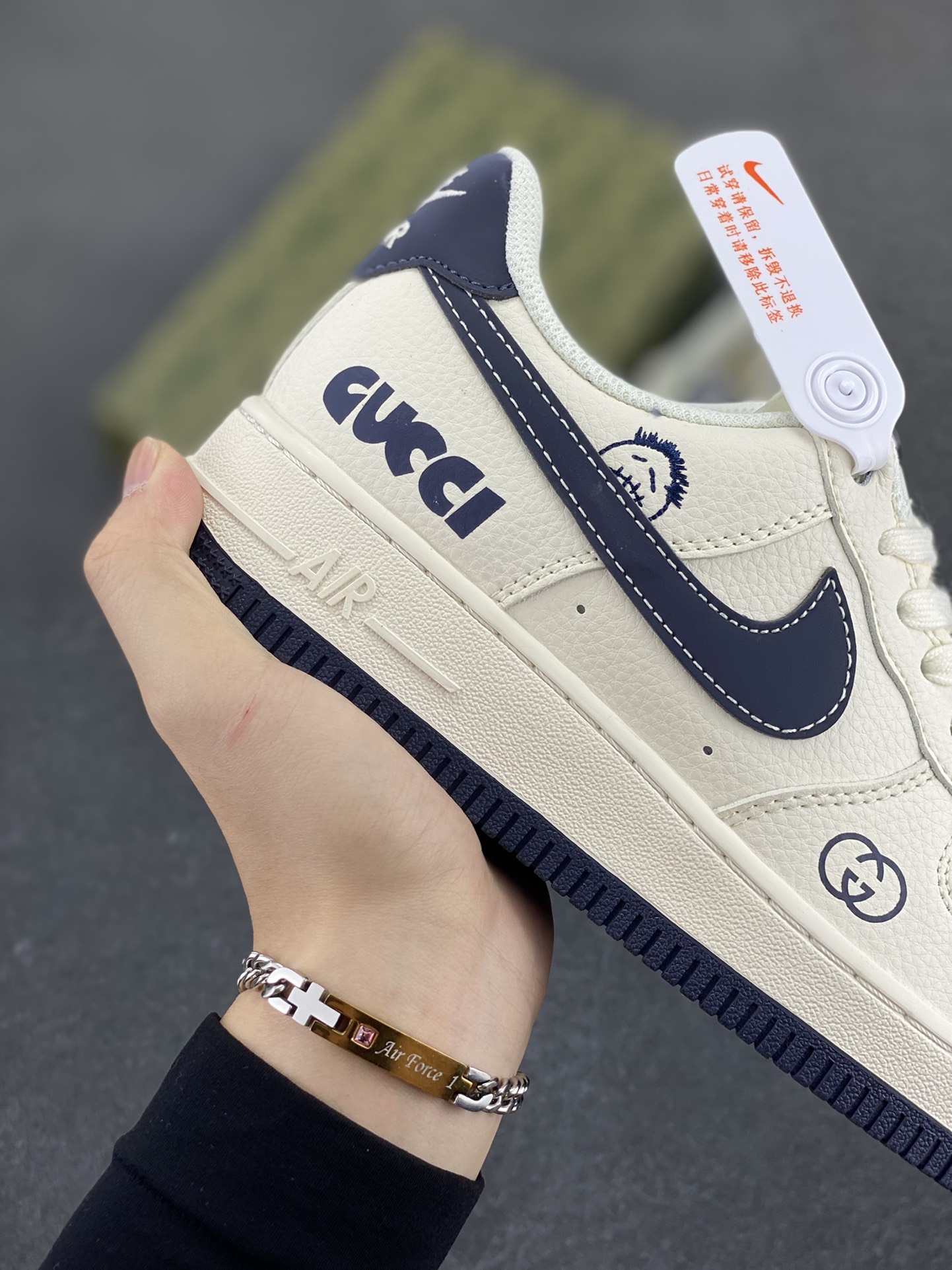图片[6]-Nike Air Force 1 \’07 Low “古驰联名——鬼脸米蓝”空军一号 低帮 运动鞋 休闲鞋 折边针车 工艺难度大 原楦头原纸板 原装鞋盒 定制五金配件 内置全掌气垫 原厂鞋底 货号：QW5836-006 尺码：36 36.5 37.5 38 38.5 39 40 40.5 41 42 42.5 43 44 44.5 45-选品中心