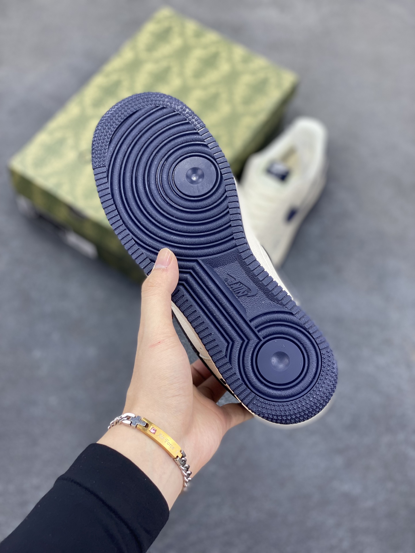 图片[5]-Nike Air Force 1 \’07 Low “古驰联名——鬼脸米蓝”空军一号 低帮 运动鞋 休闲鞋 折边针车 工艺难度大 原楦头原纸板 原装鞋盒 定制五金配件 内置全掌气垫 原厂鞋底 货号：QW5836-006 尺码：36 36.5 37.5 38 38.5 39 40 40.5 41 42 42.5 43 44 44.5 45-选品中心